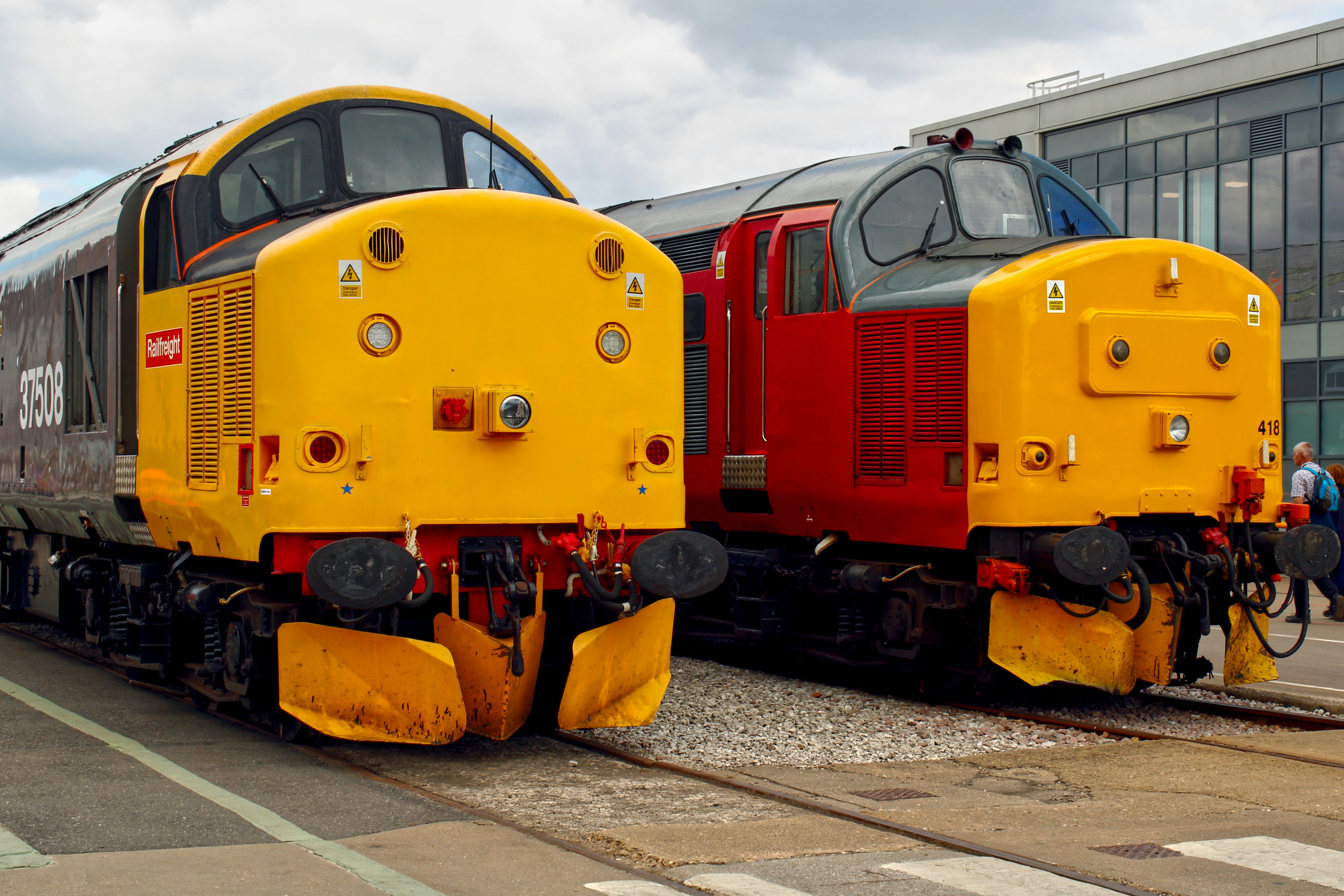 Zwei gelbe und rote Züge parkten nebeneinander.