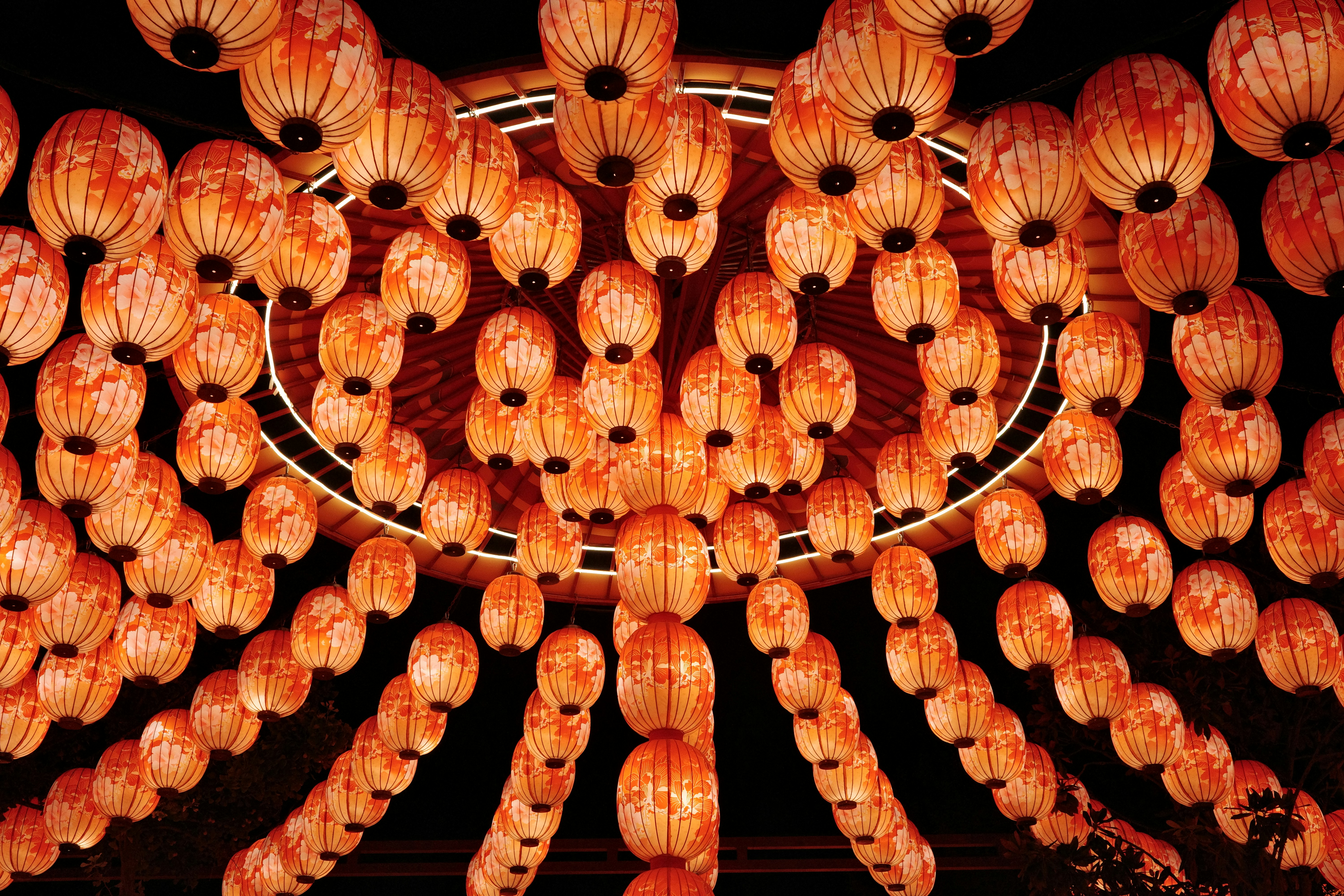 Las linternas naranjas iluminan la noche.