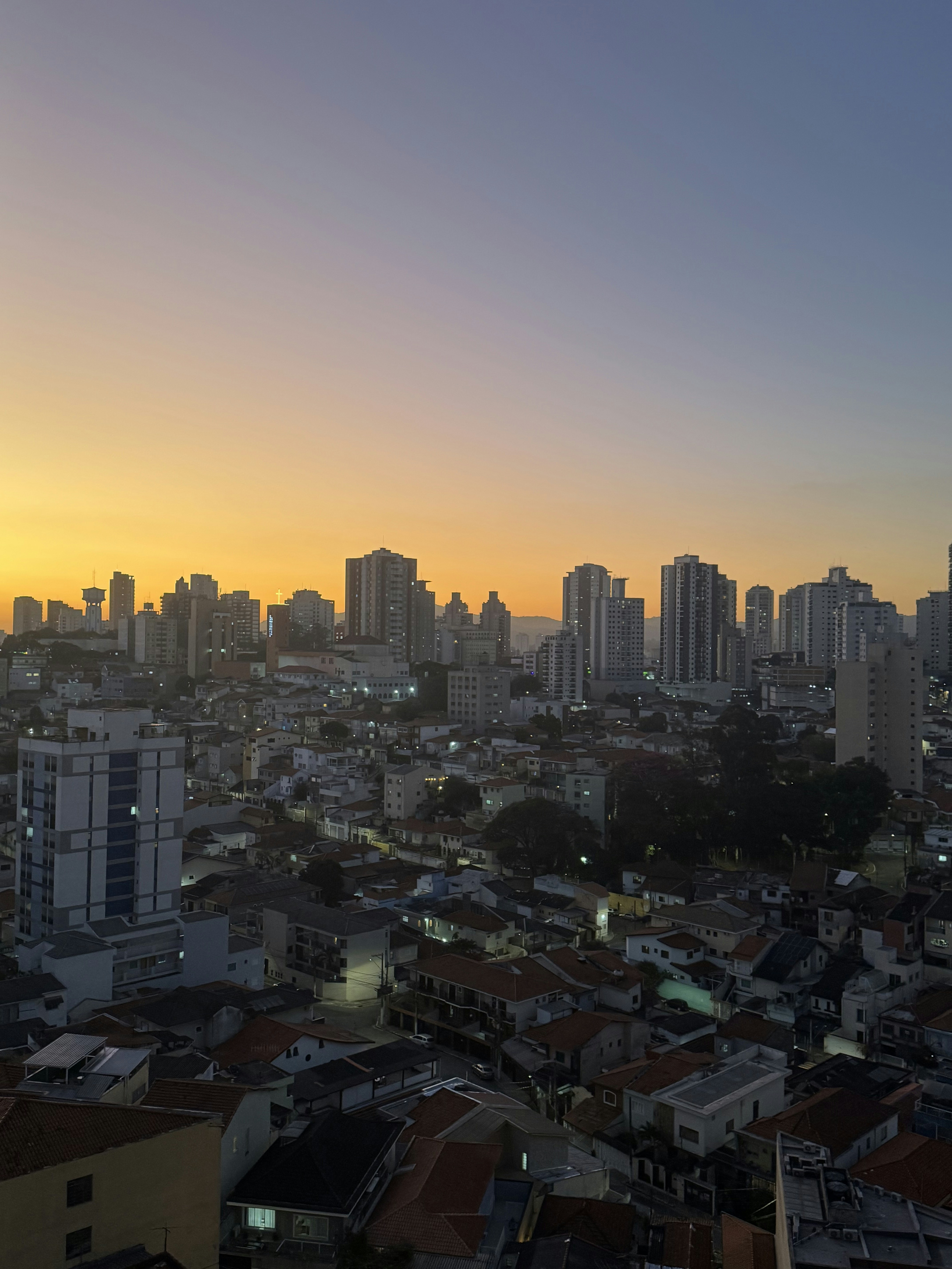 Silhouette dello skyline della città al tramonto dell'ora d'oro.