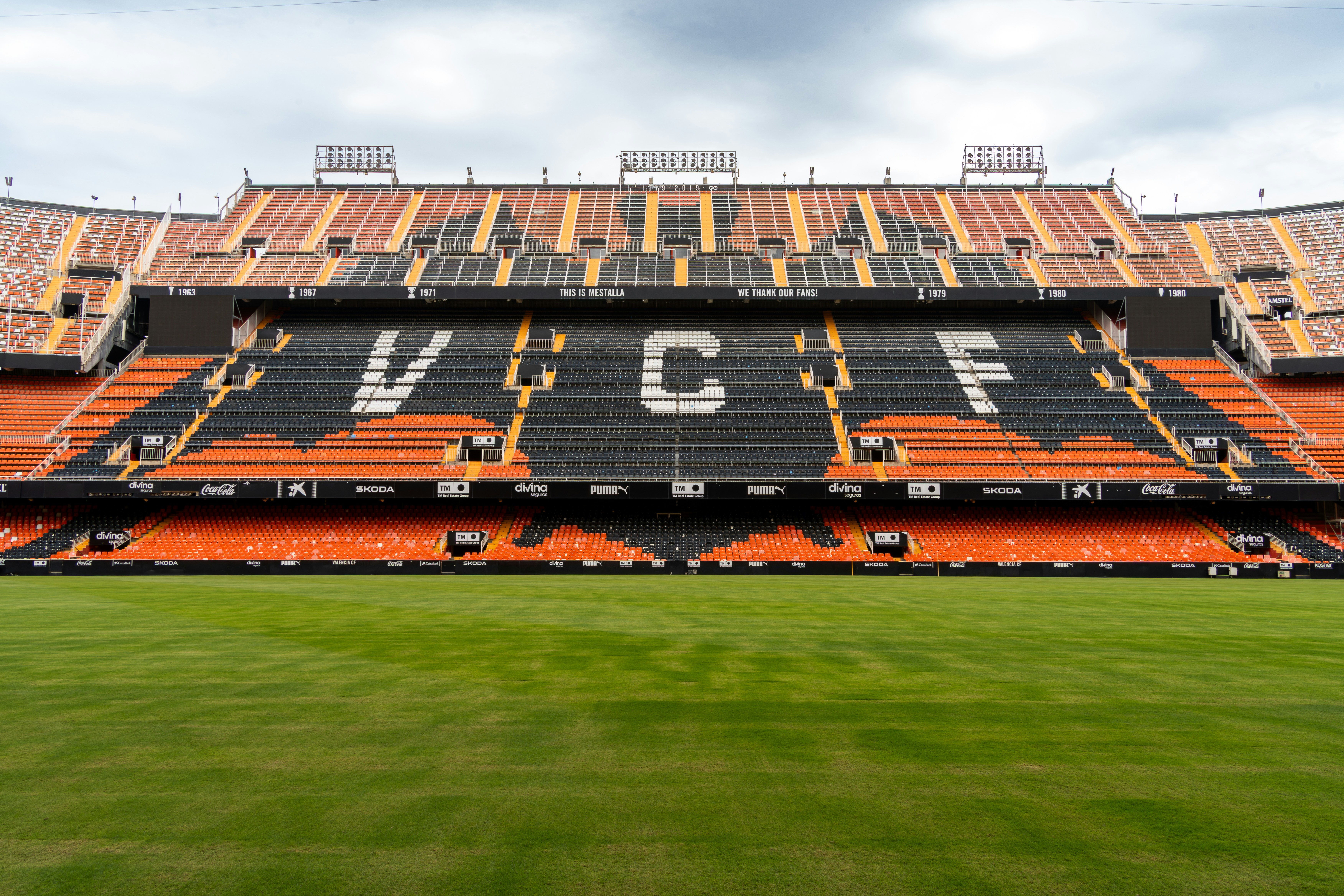 The stadium shows "vcf" in the stands.