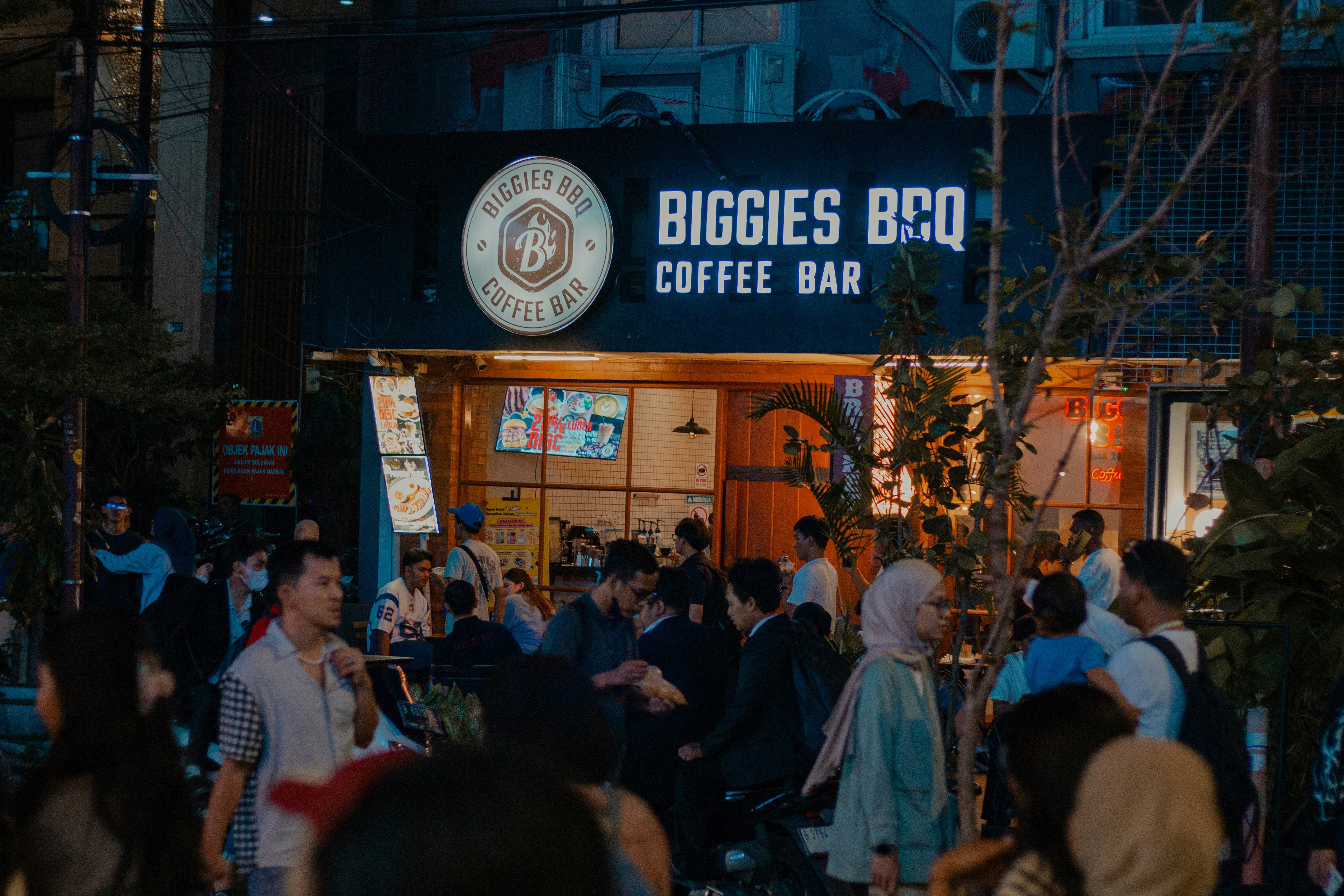 Pemandangan jalanan yang ramai dengan restoran bbq.