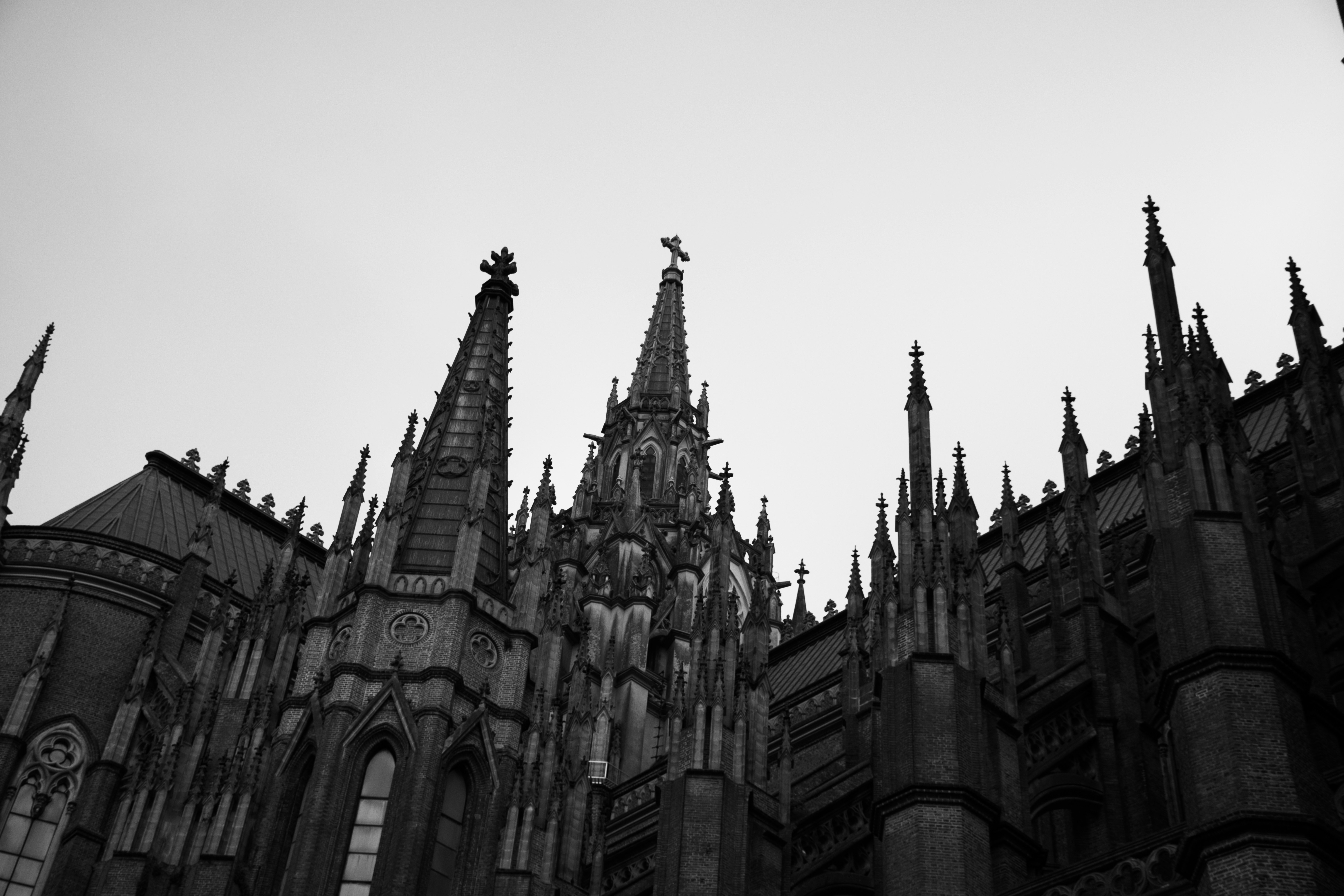 Una catedral gótica se eleva contra un cielo despejado. foto – Imagen de  Edificio gratuita en Unsplash, image size:3000x2000