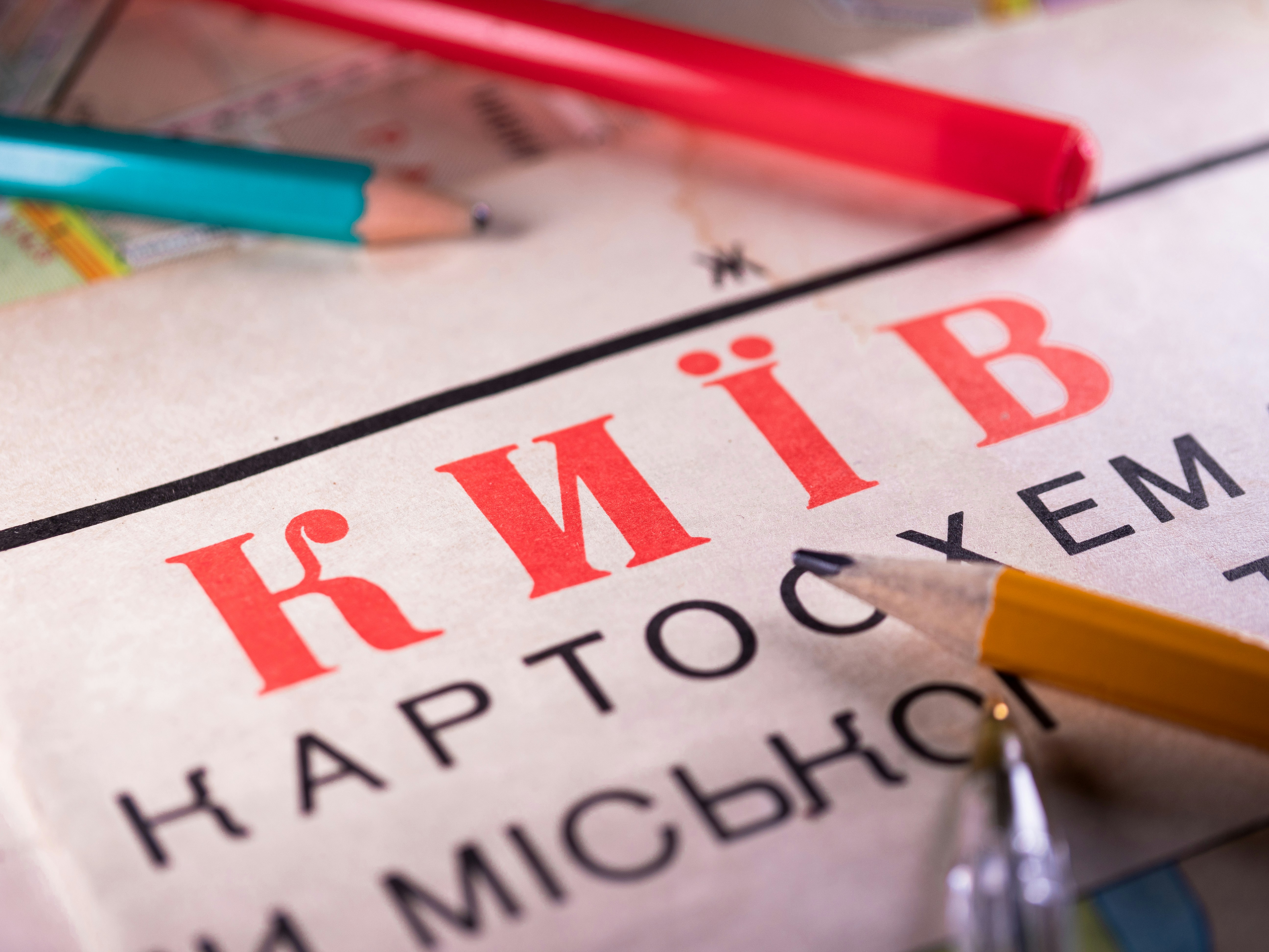 Kiev está escrito em um mapa com lápis.