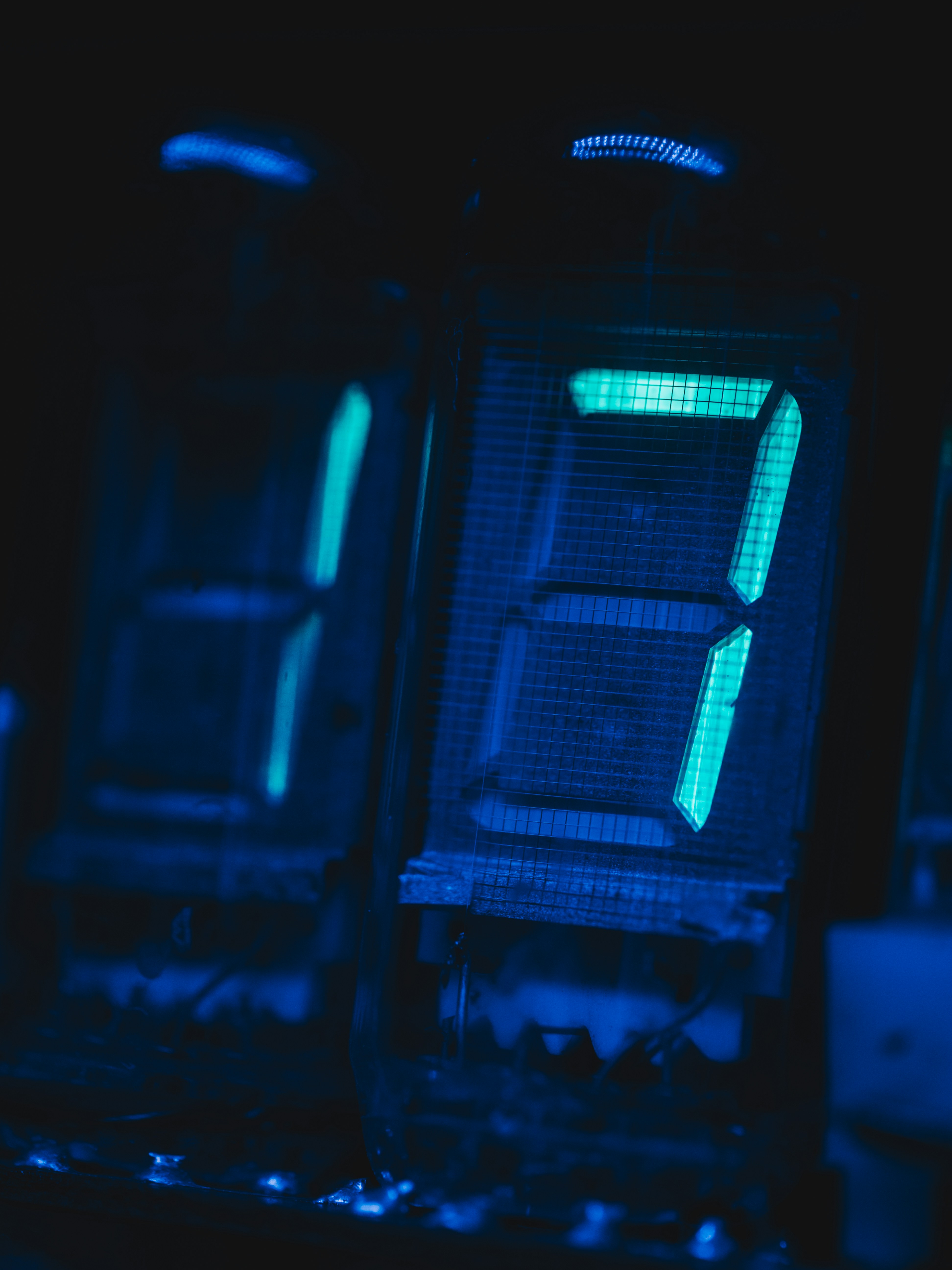 Digital display shows the number seven glowing.