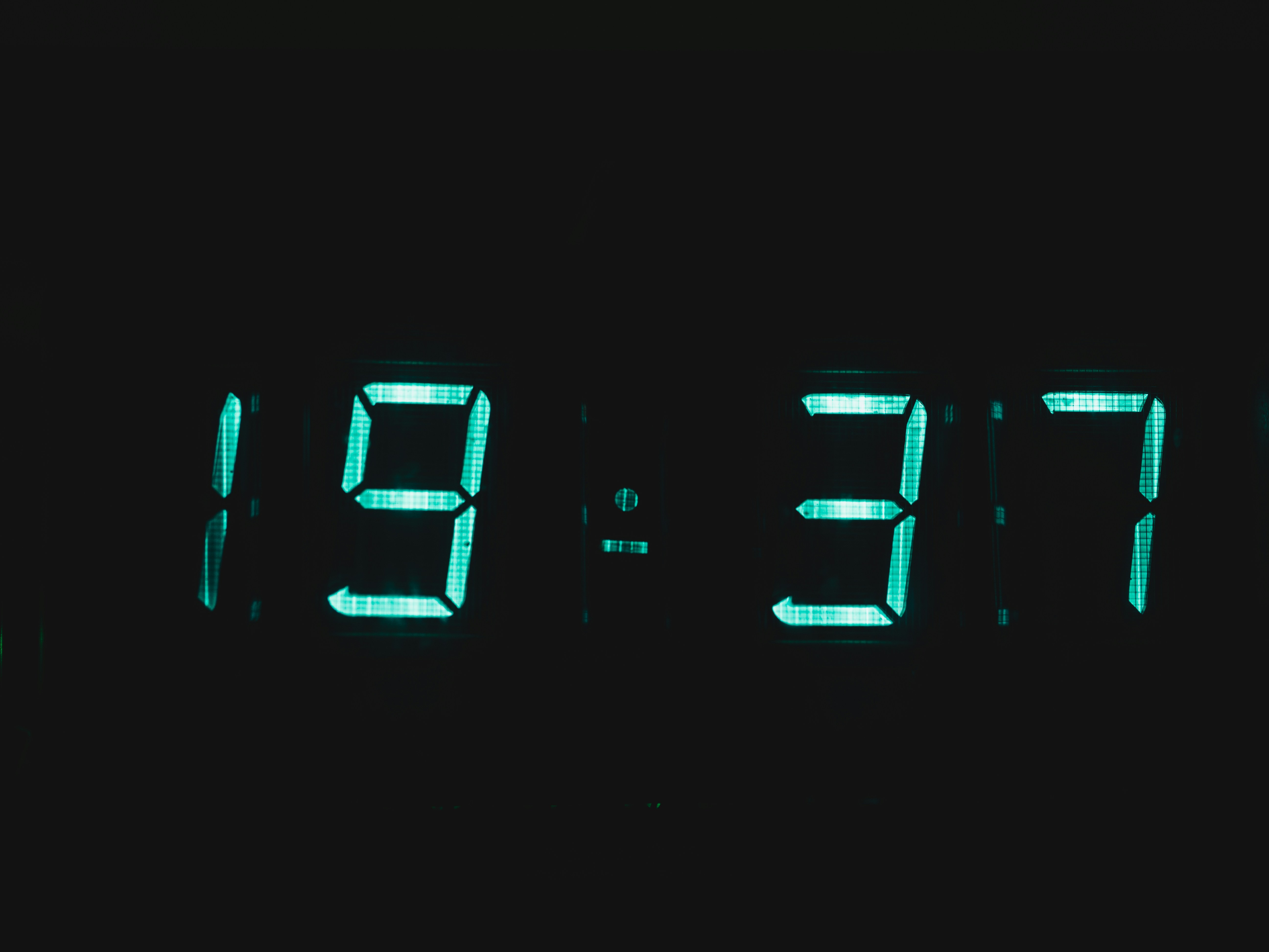 The clock displays the time: 19:37.
