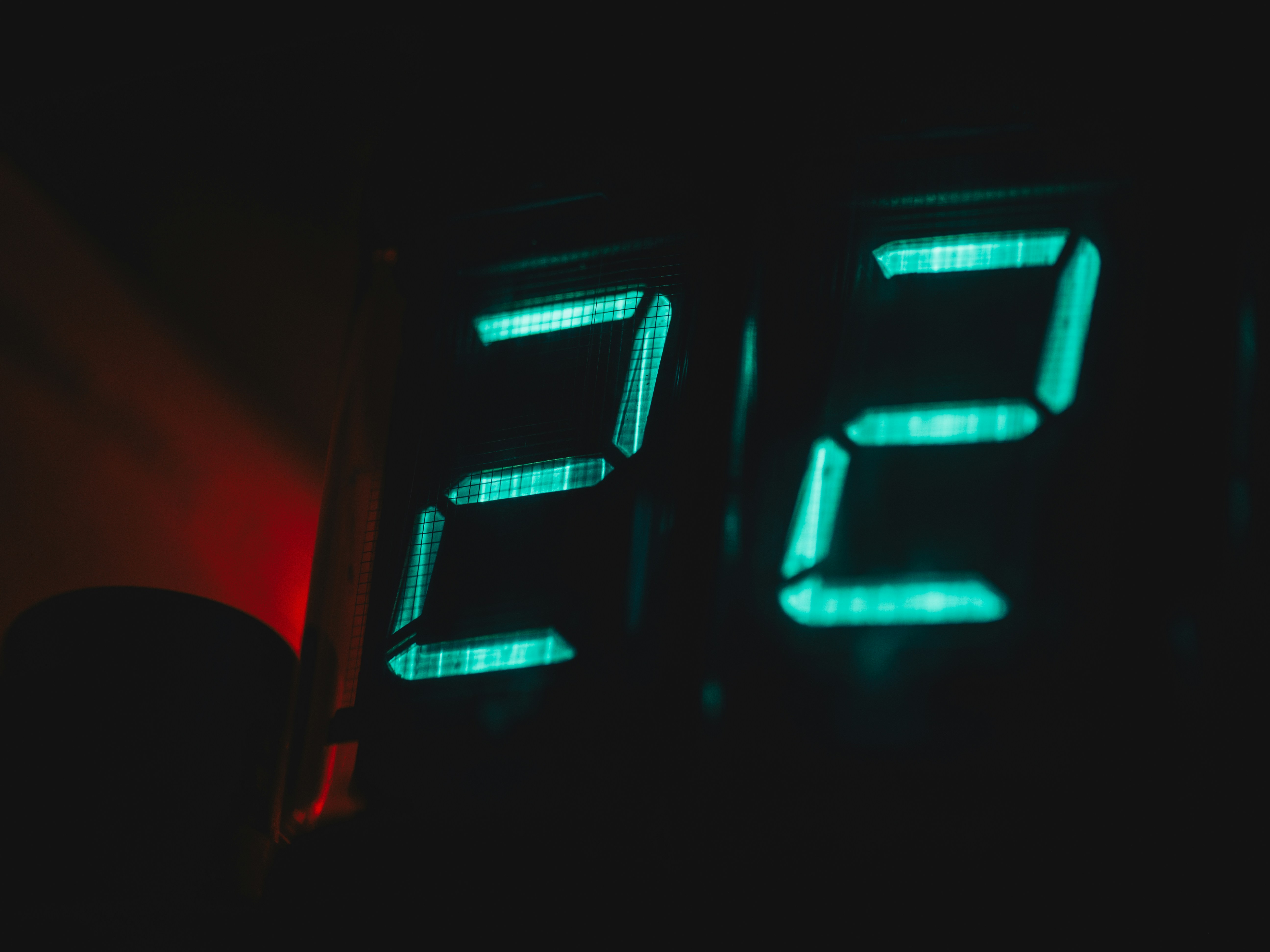 The digital clock displays the time: 22.