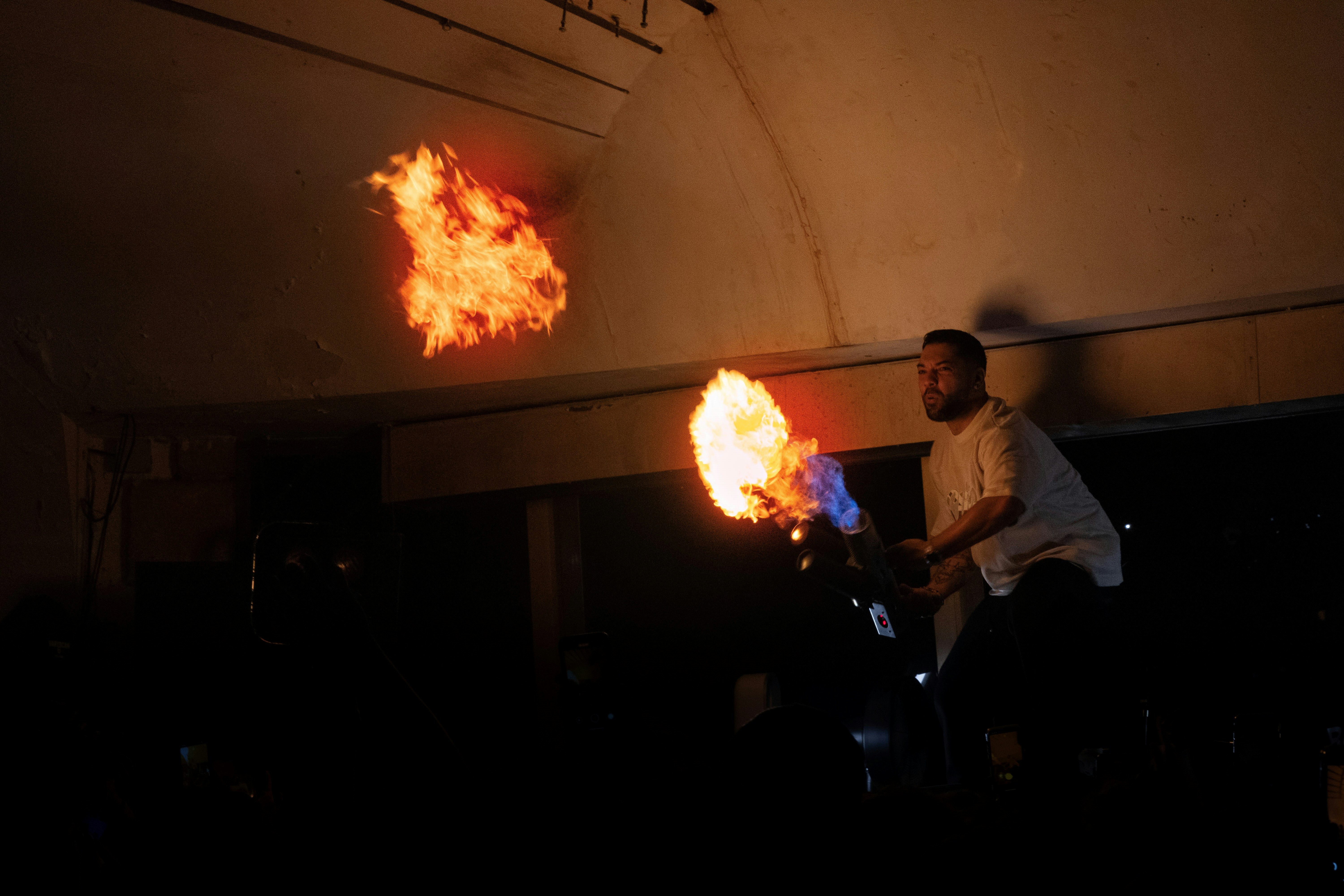 Image de combien gagne un DJ en 2026 ? cachets, résidences et stratégies pour augmenter ses revenus