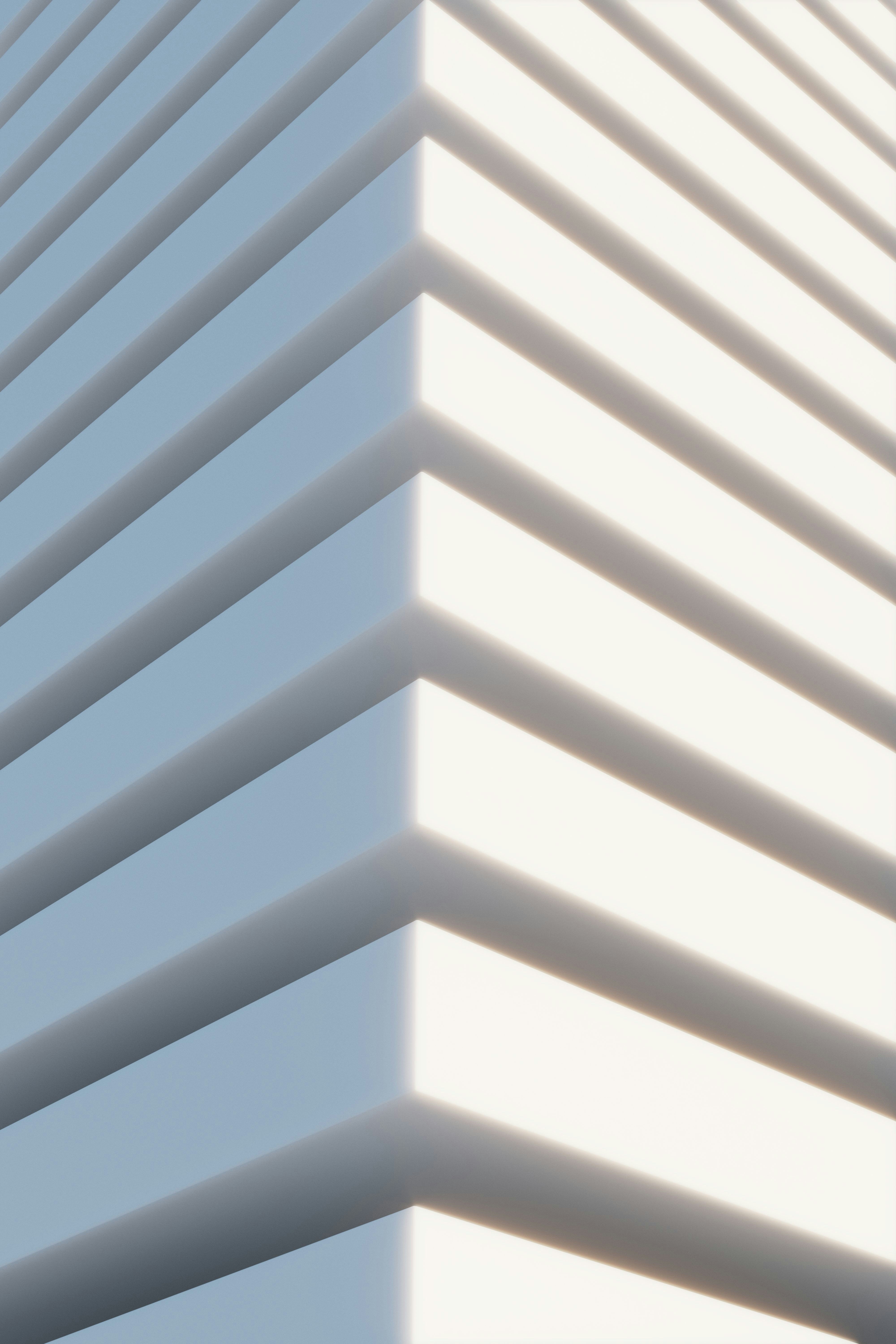 Coin abstrait et géométrique fait de blocs blancs empilés.