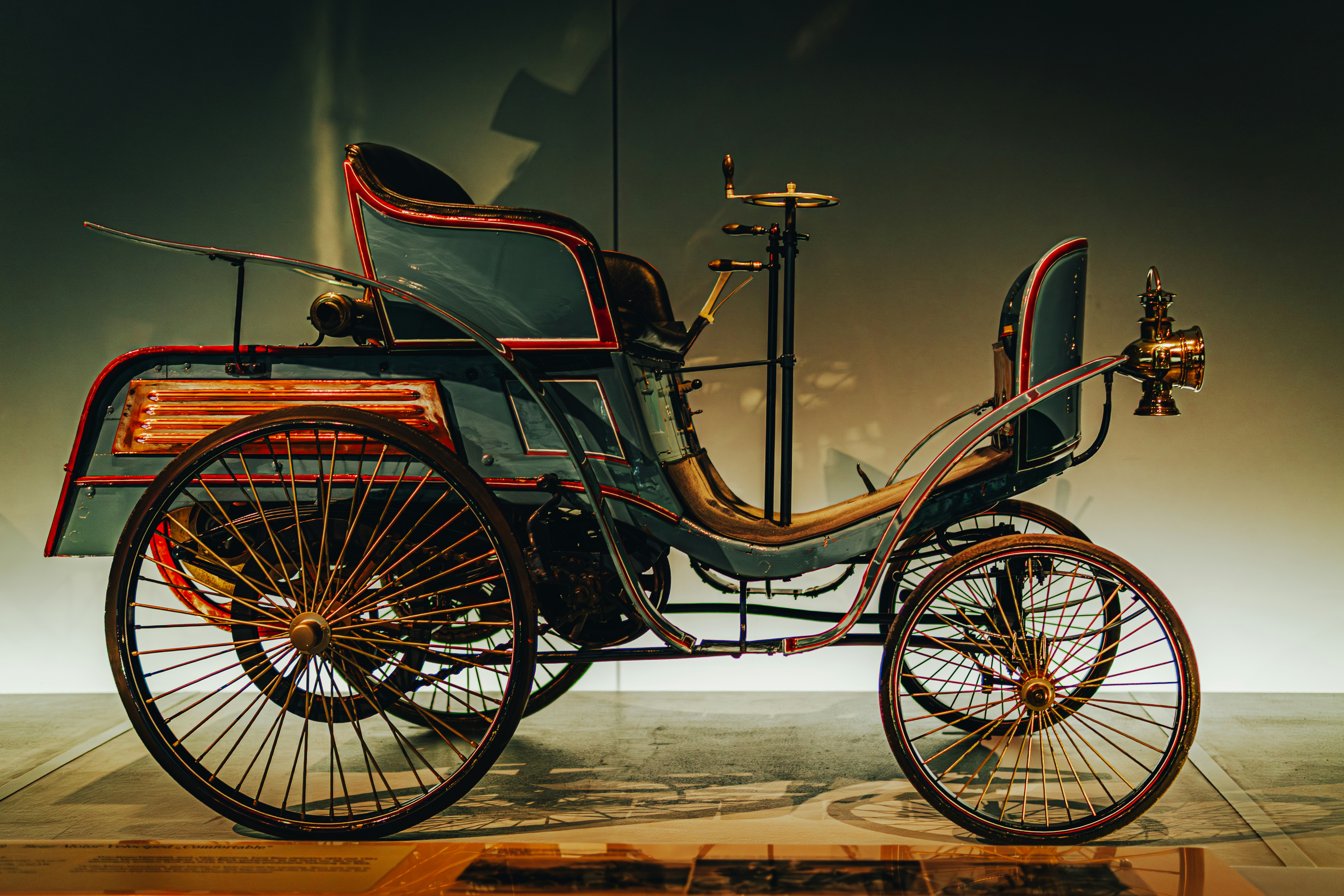 Im Innenbereich wird ein Oldtimer ausgestellt.