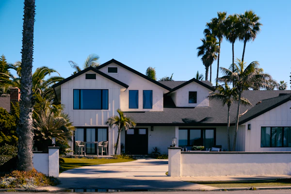 Beautiful white house with palm trees in Los Angeles