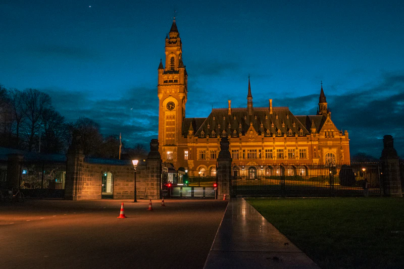 Palacio de la Paz de La Haya iluminado al anochecer