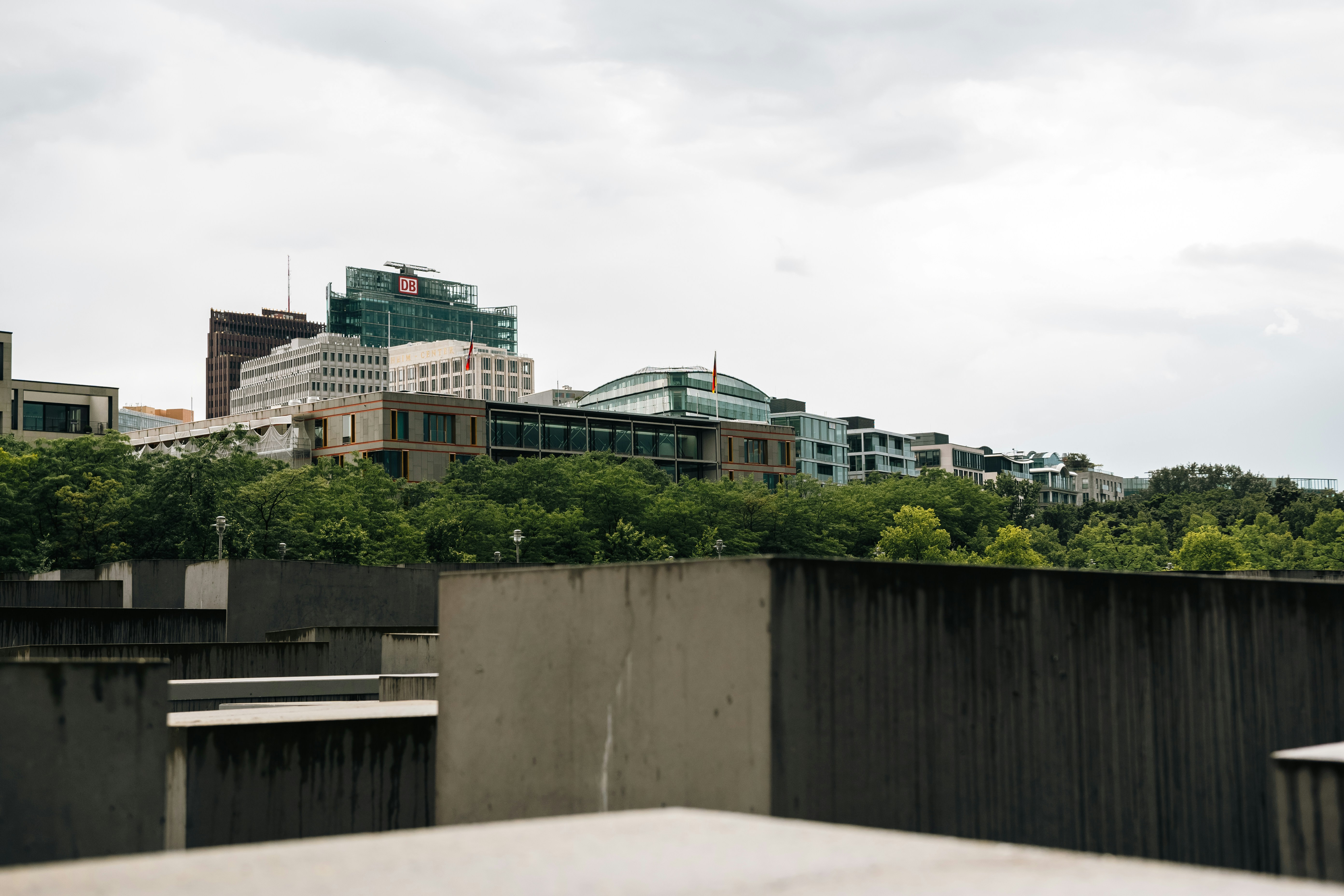 L'architettura moderna si staglia contro un cielo nuvoloso.