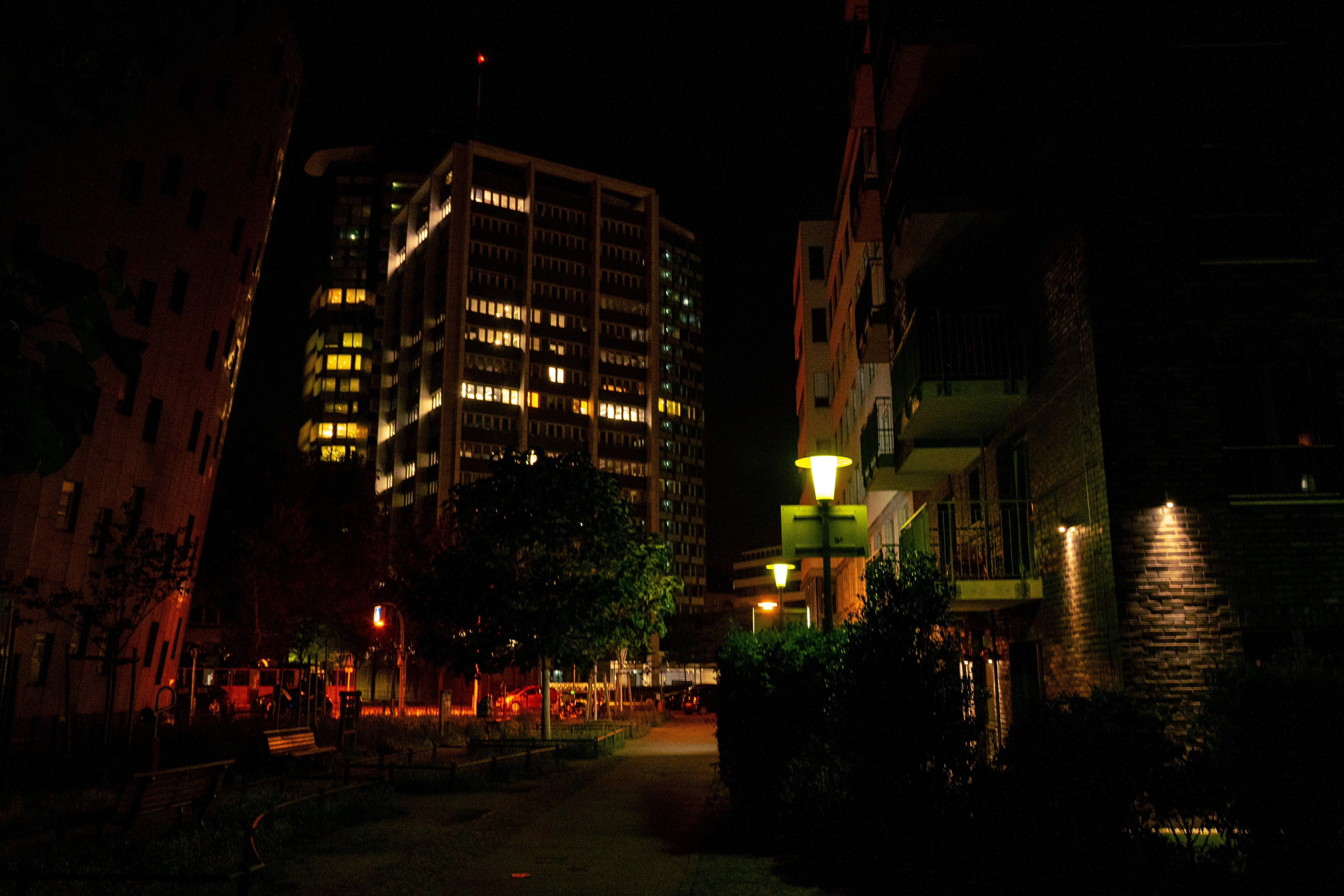 Gli edifici illuminano un paesaggio urbano notturno.