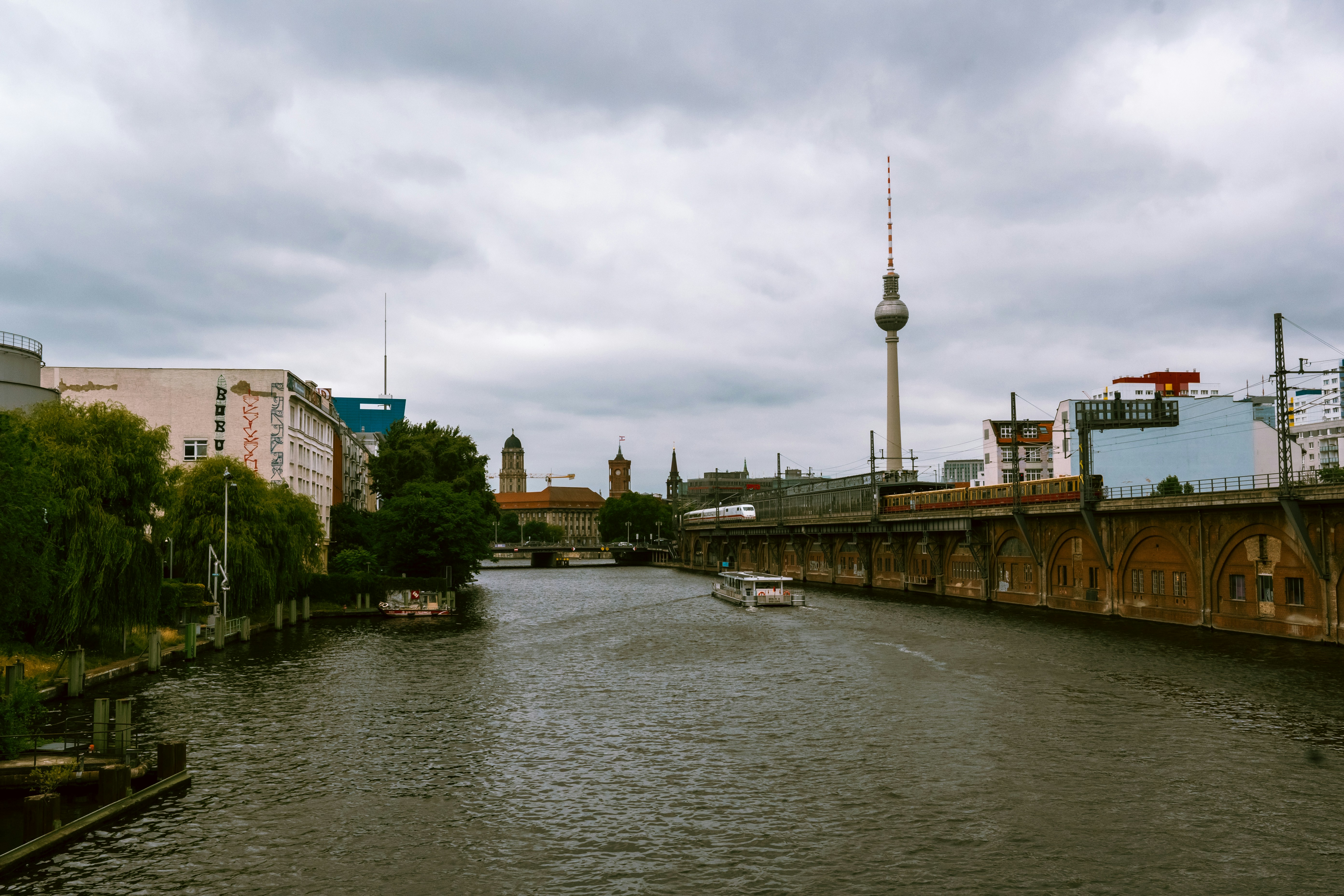Paesaggio urbano di Berlino con fiume e cielo nuvoloso.