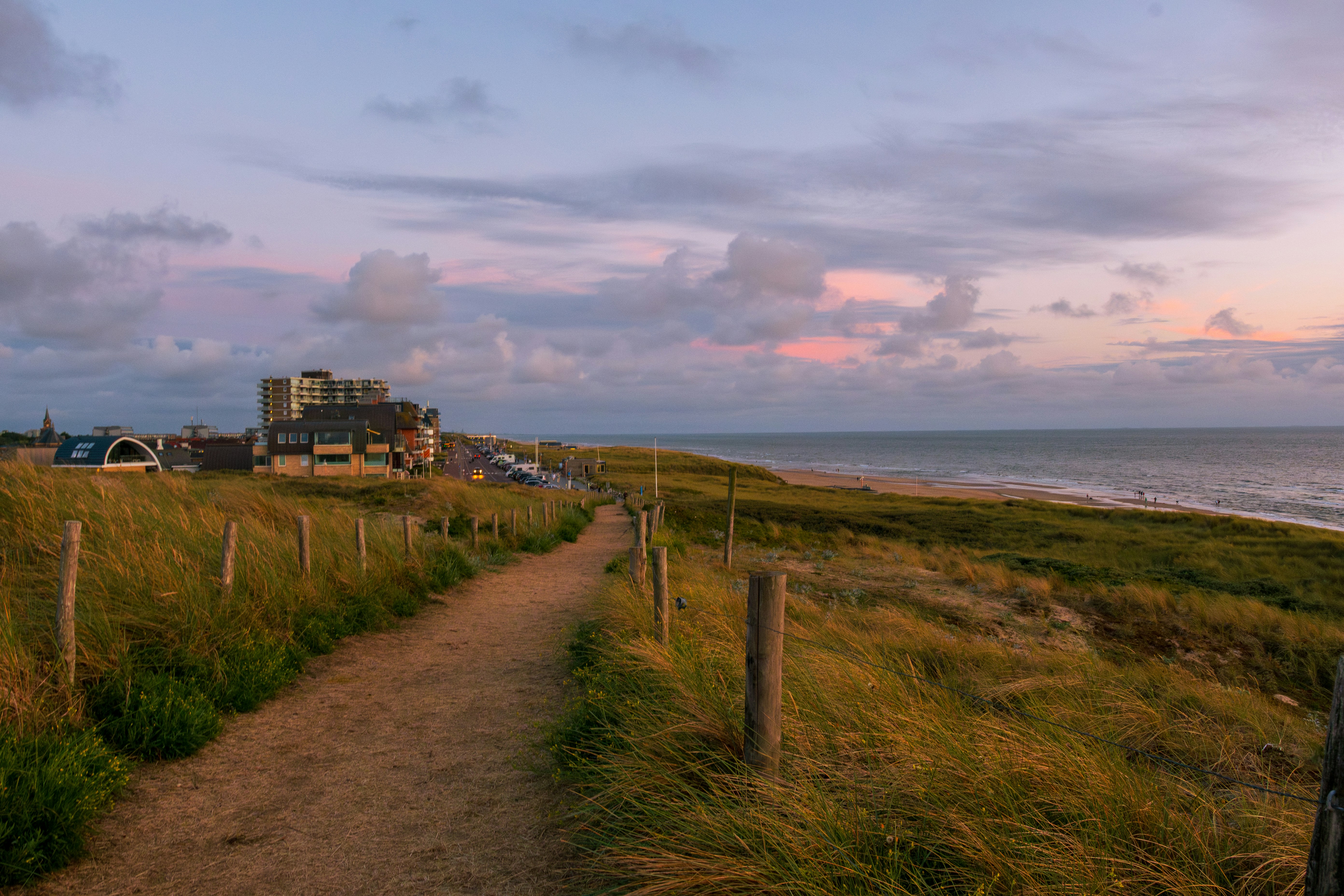 Il sentiero costiero conduce a una vista panoramica.