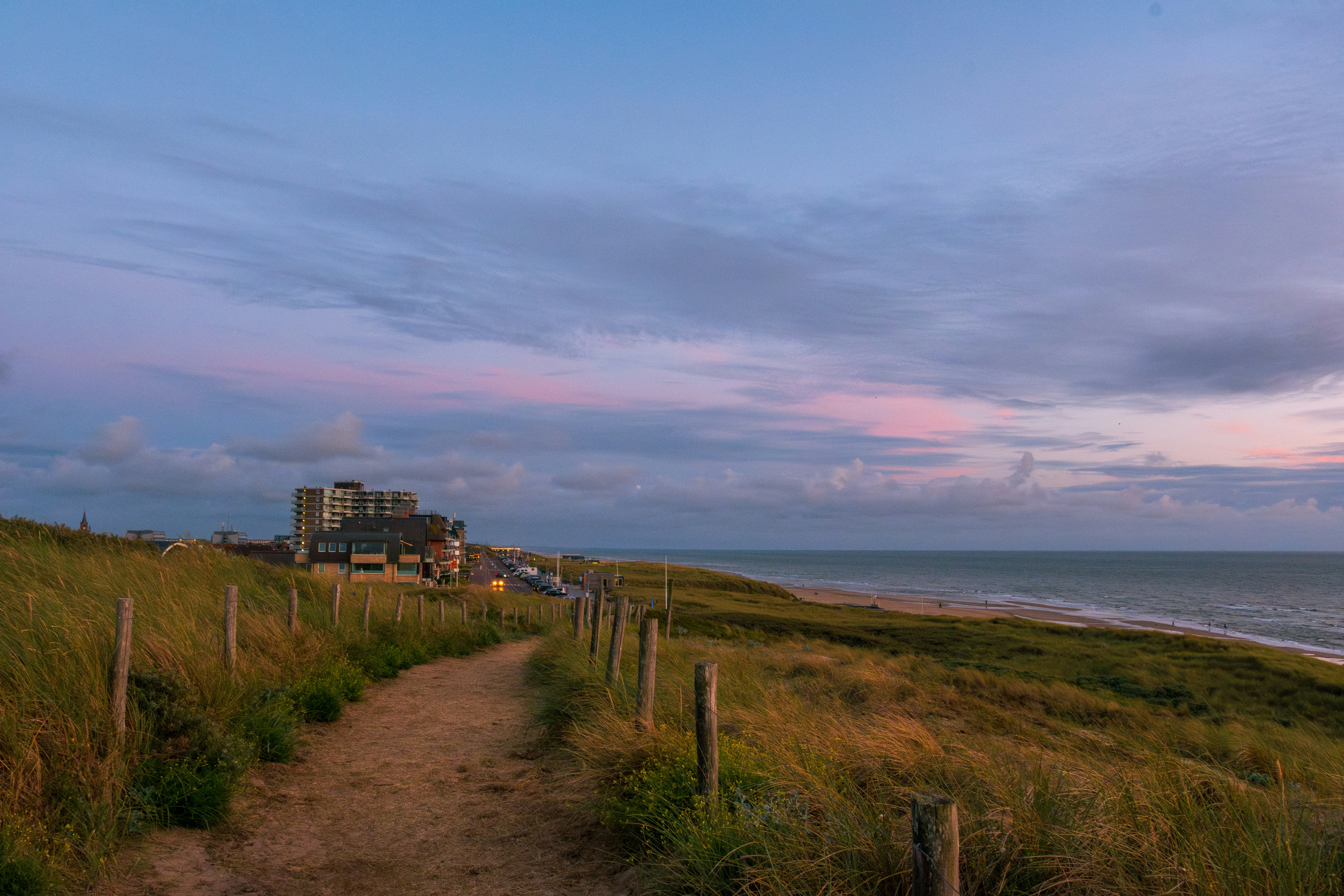 Il sentiero conduce verso la spiaggia durante il tramonto.