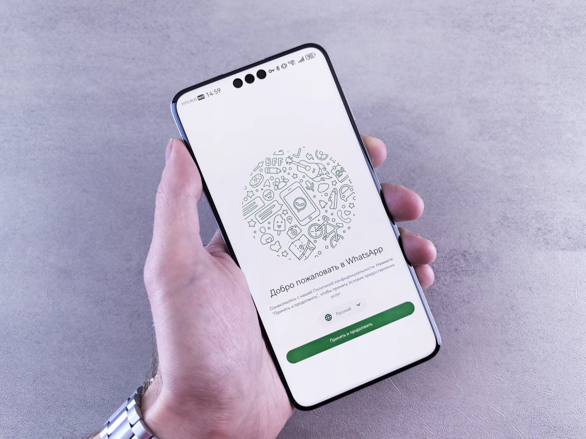 Pantalla de WhatsApp en un teléfono móvil, relacionada con ajustes y uso responsable