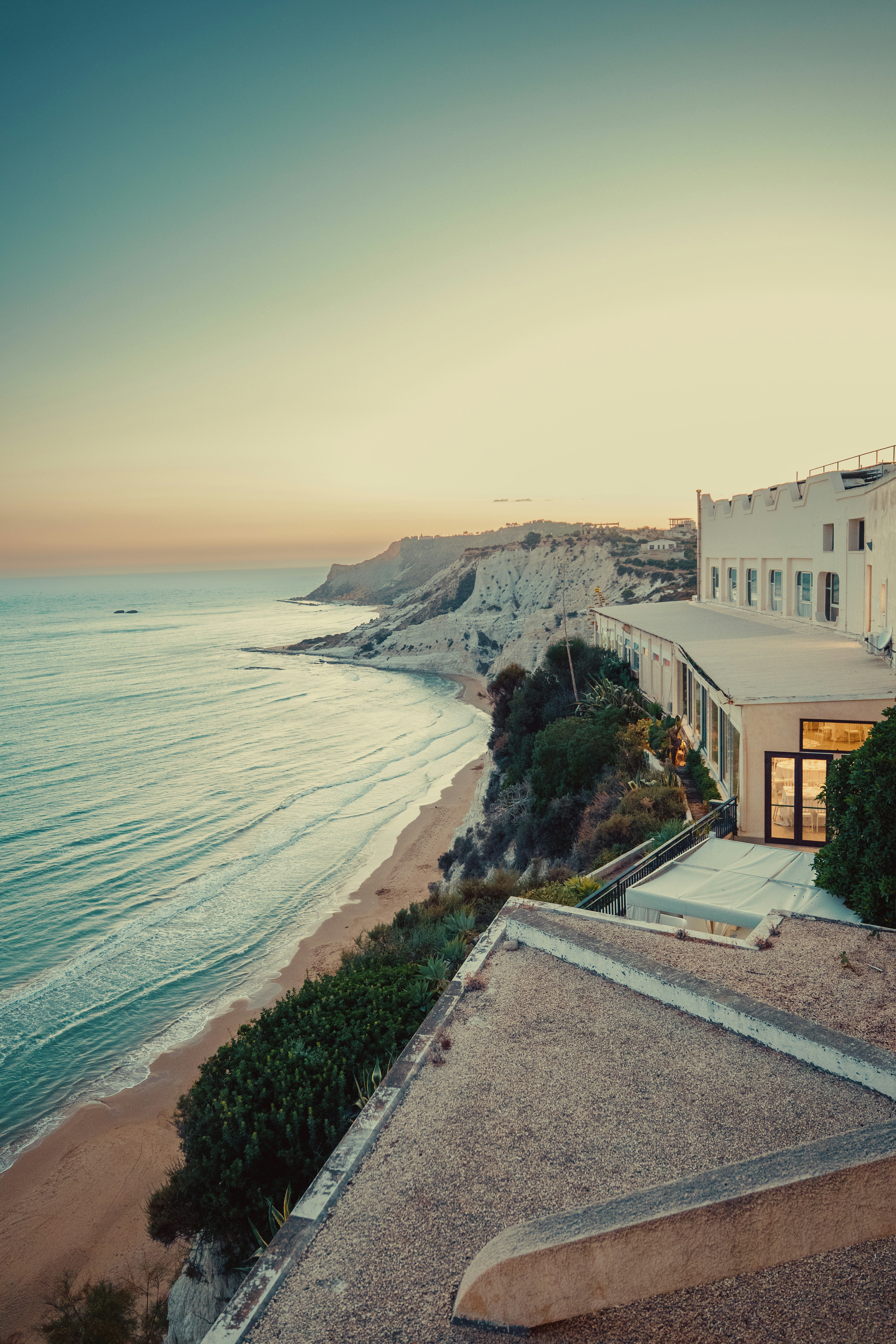Blick auf die Küste mit Gebäude mit Blick auf den Strand.