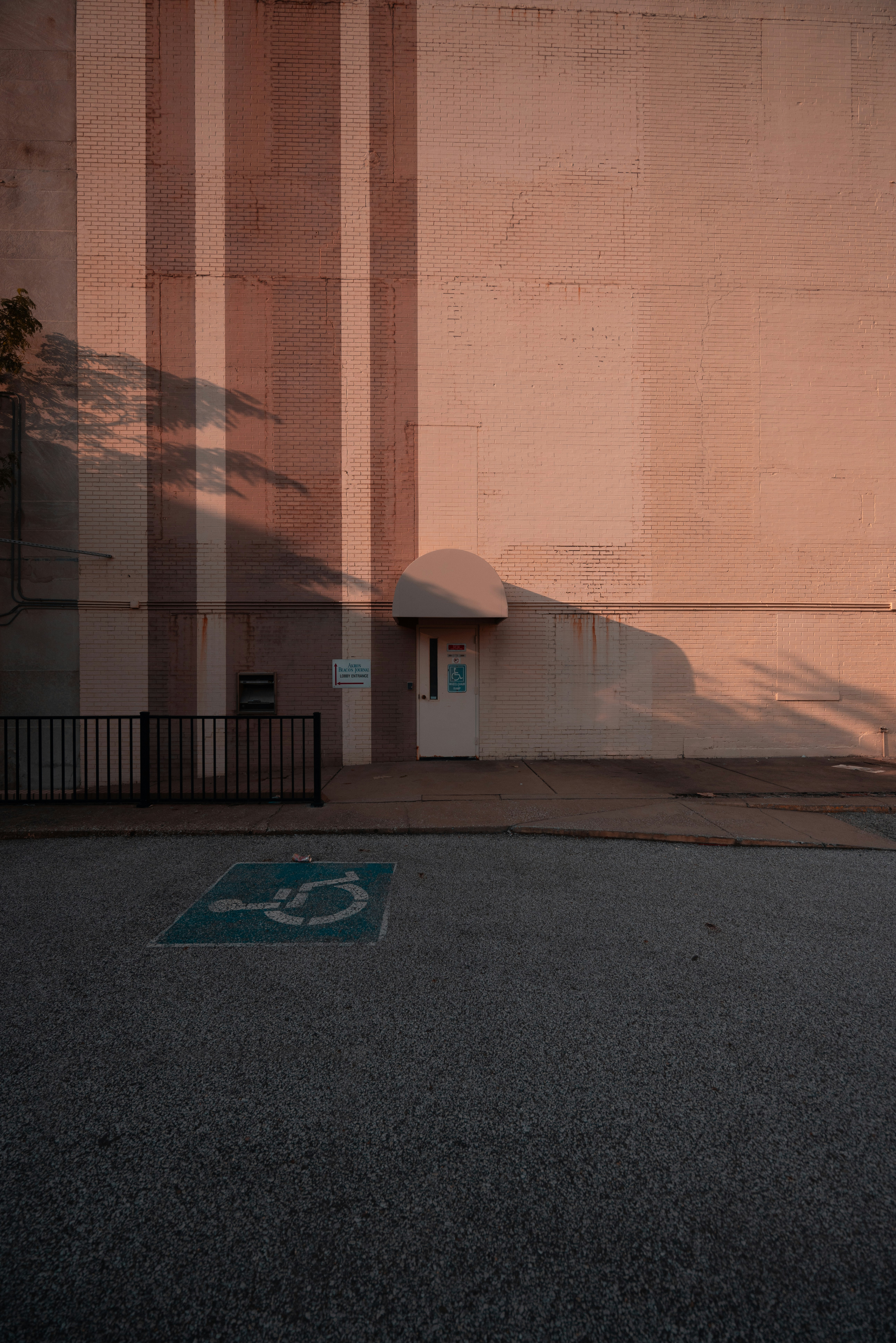 Un edificio con una plaza de aparcamiento para discapacitados.