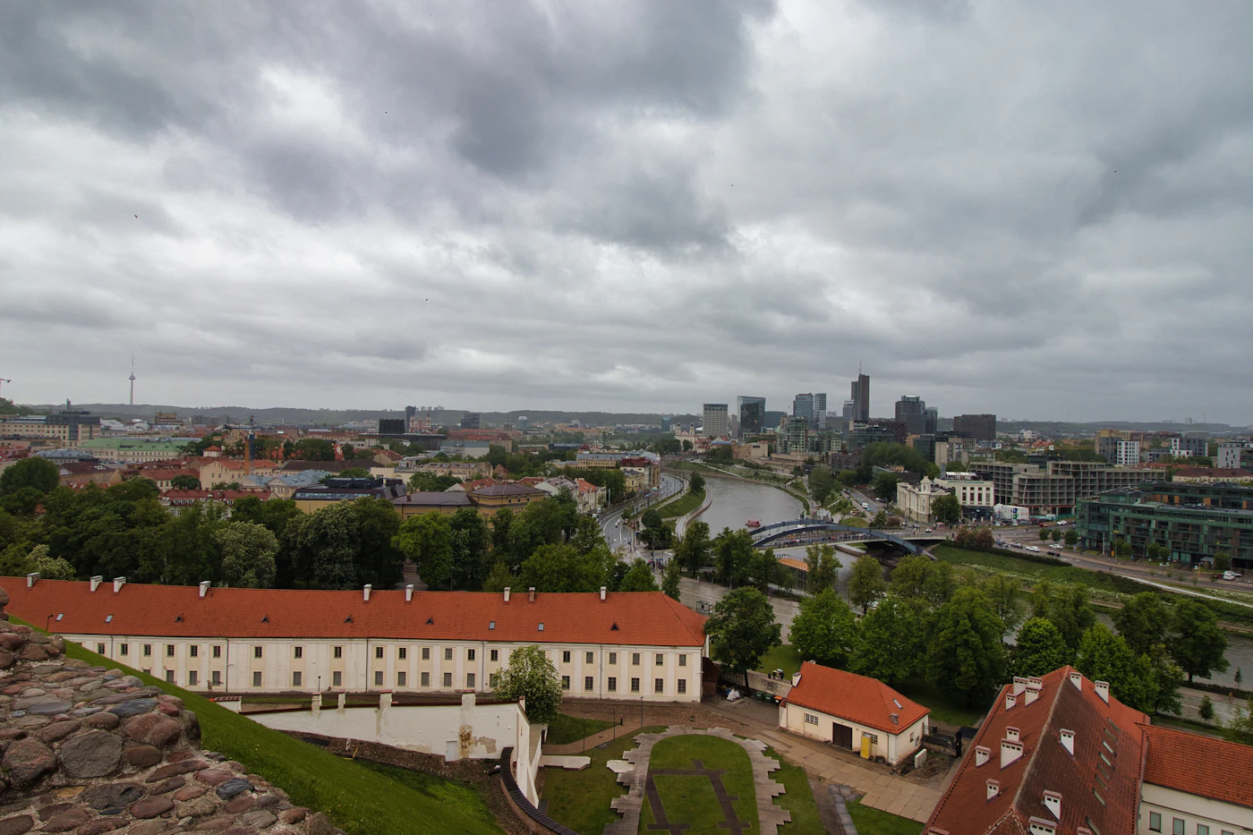 Die barocke Altstadt von Vilnius mit Kirchtürmen und der Burg auf dem Gediminas-Hügel