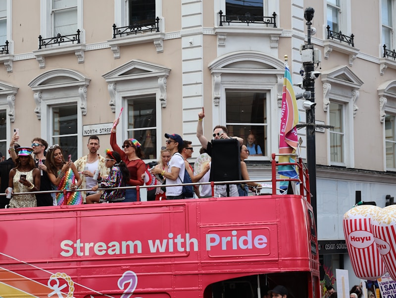 Fiesta en bus del orgullo trans