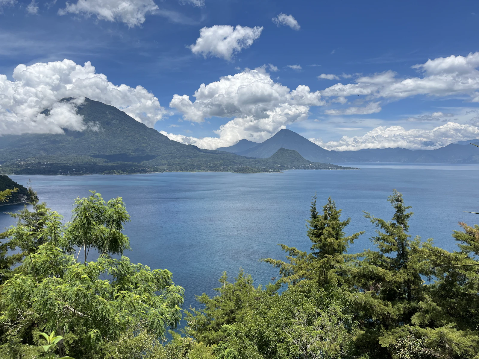Panorama sur le lac Atitlán et les volcans du Guatemala