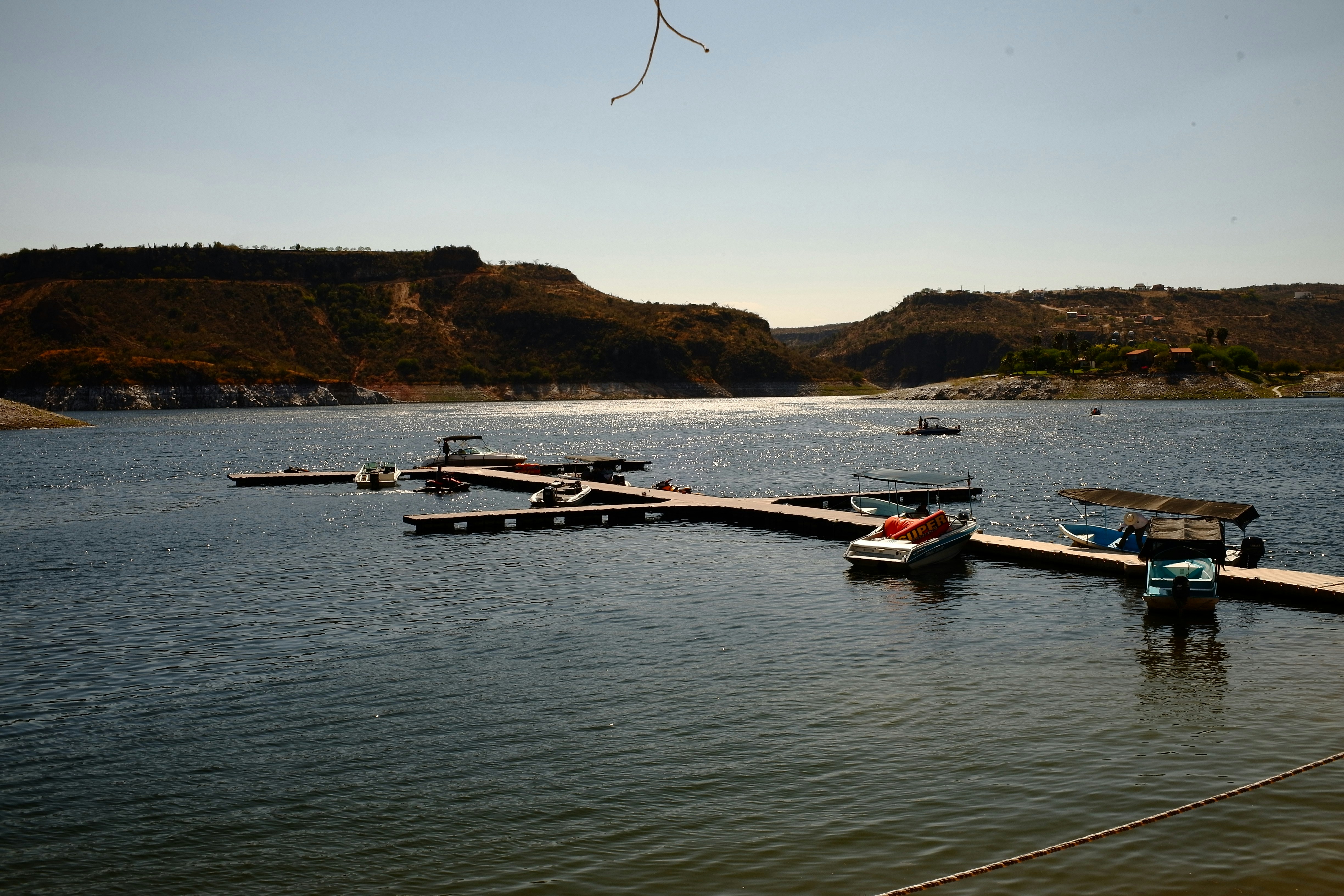 Boote legten an einer Anlegestelle mit Blick auf einen See an.