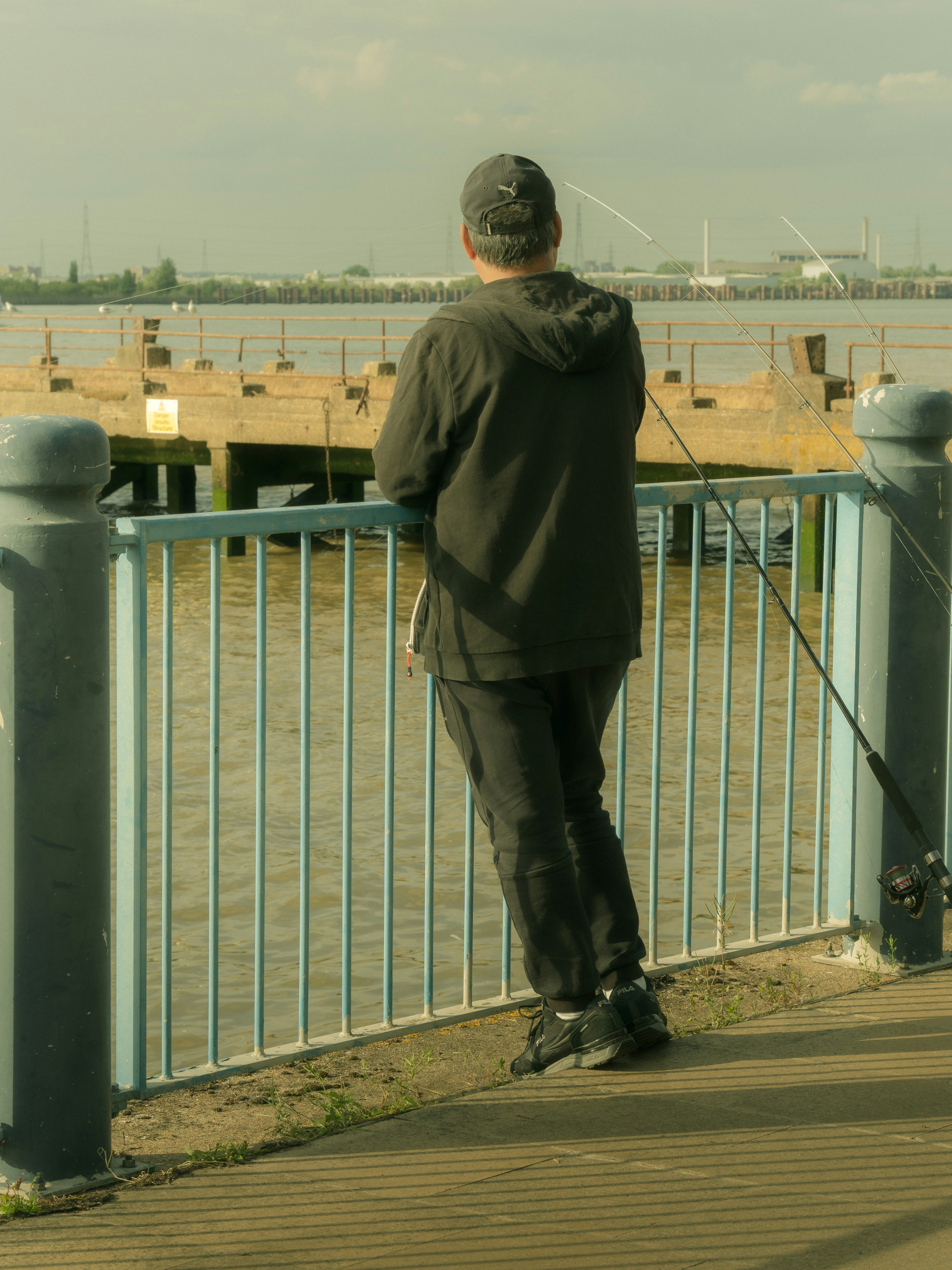 Un homme pêche près de l’eau.
