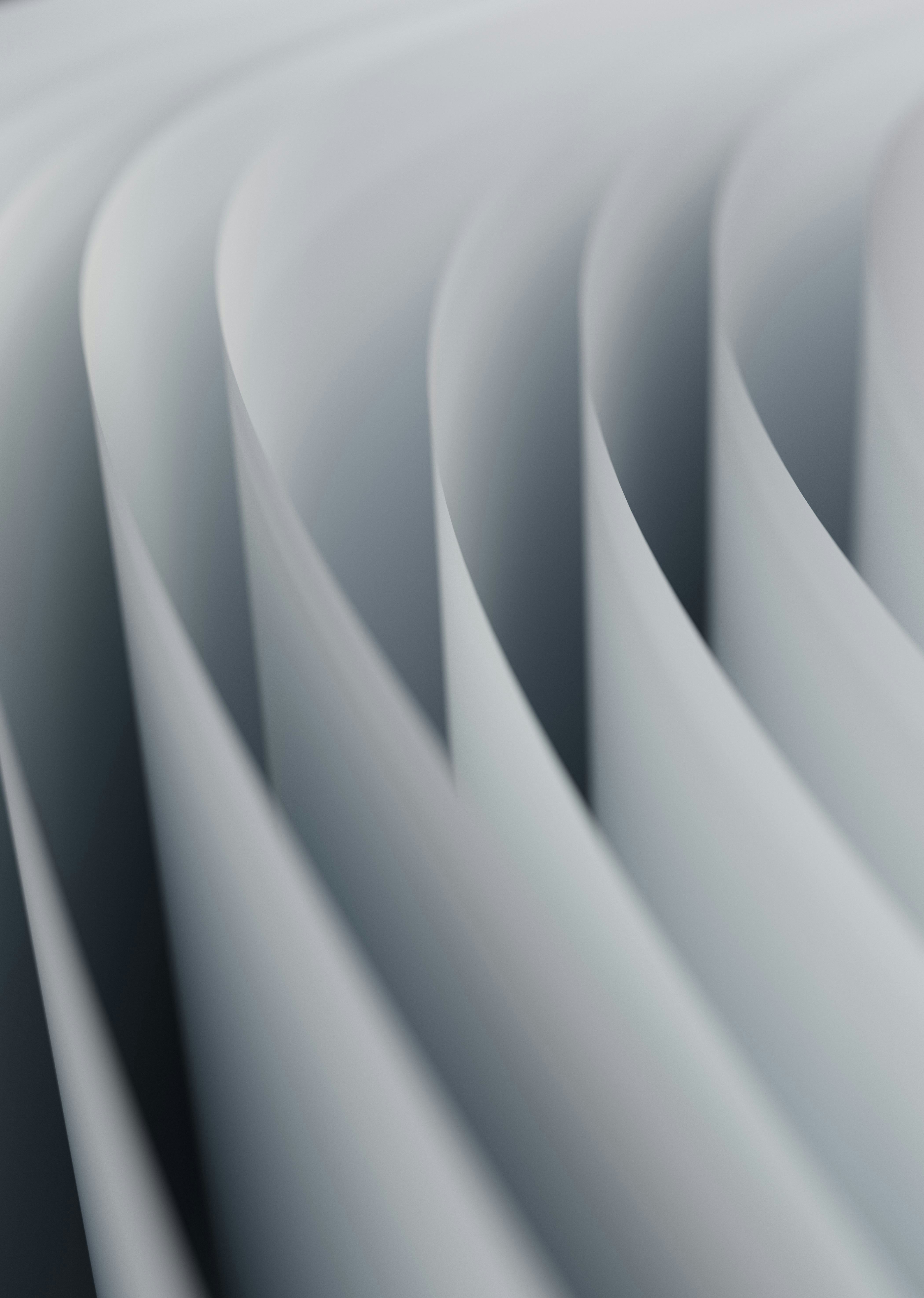 Des papiers blancs incurvés créant un motif fluide.