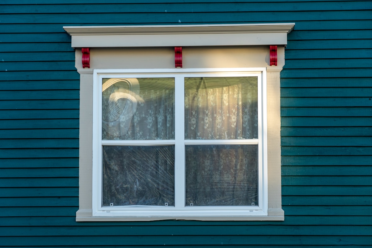 Double glazing maintenance and servicing image background image