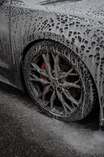 une voiture couverte de mousse de lavage 