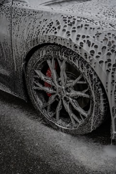 une voiture couverte de mousse de lavage 