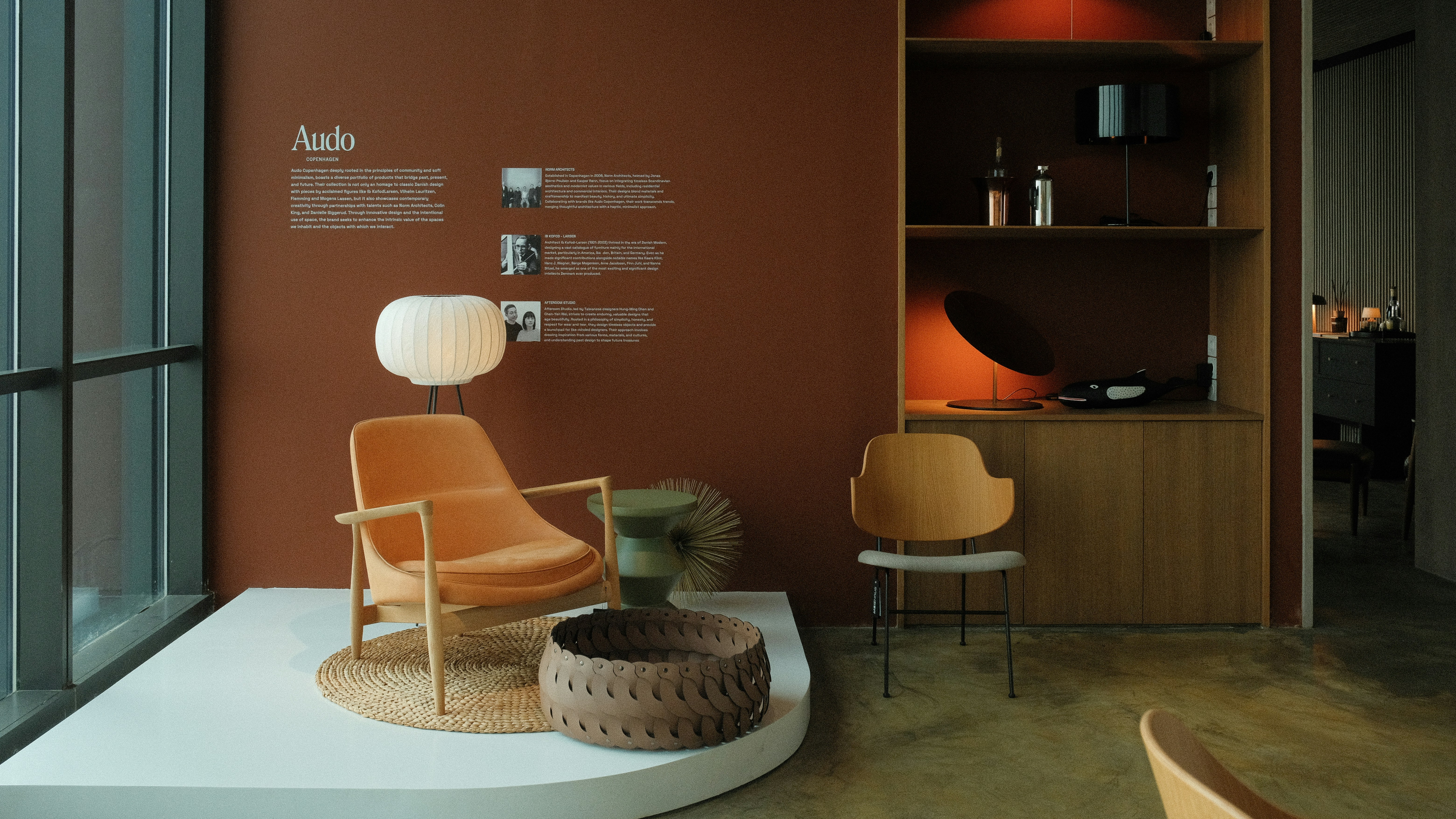 Tampilan interior ruang pamer furnitur modern kontemporer.