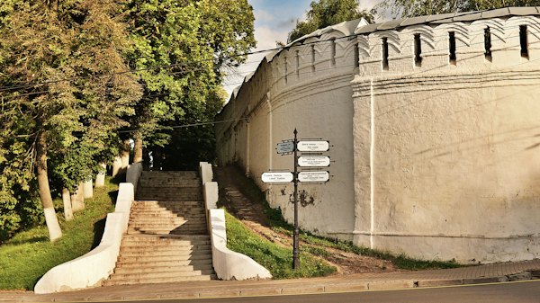 The old town wall and a stairway down the slope — Vladimir, Russia