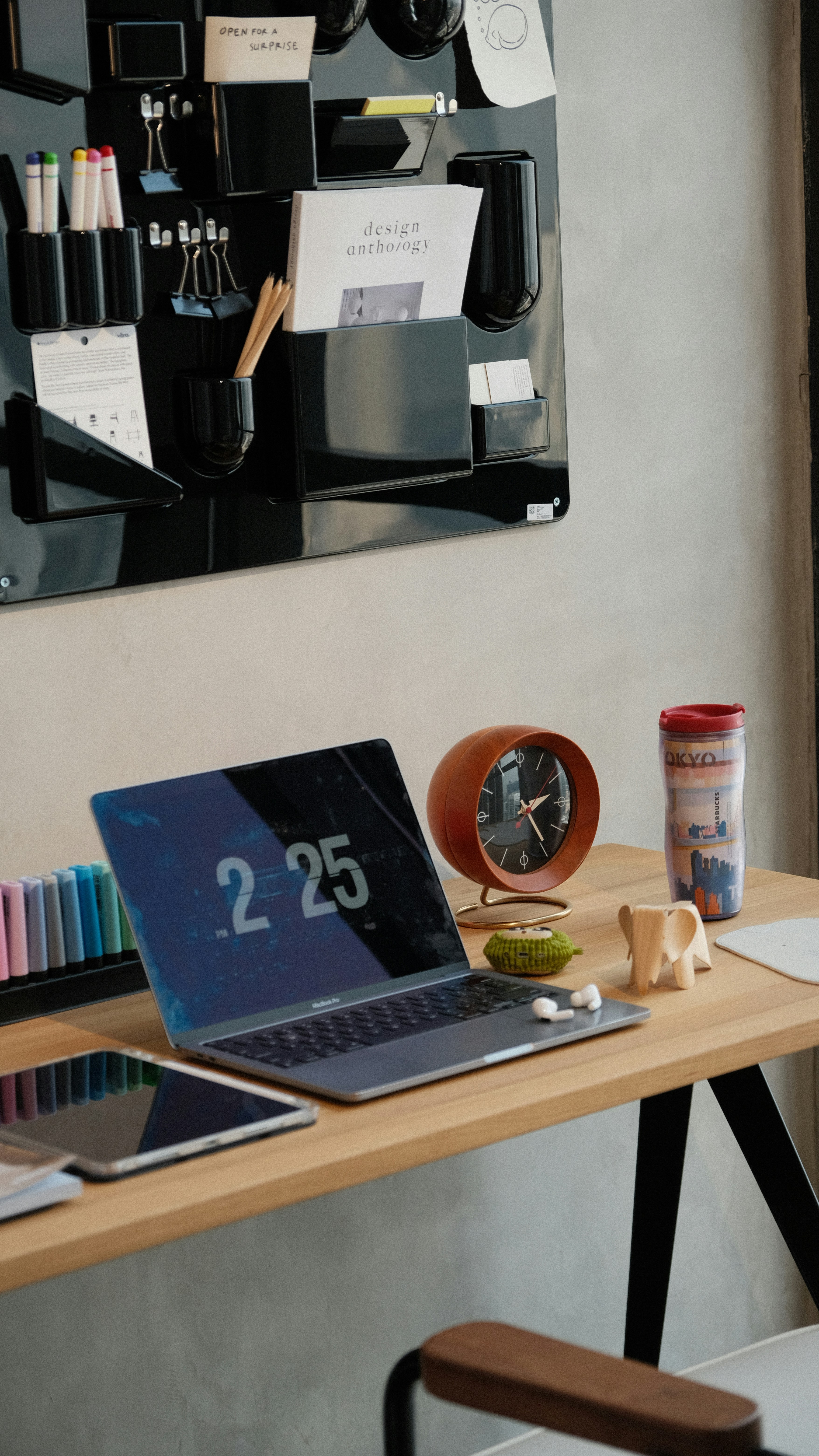 Espacio de trabajo con portátil y accesorios digitales