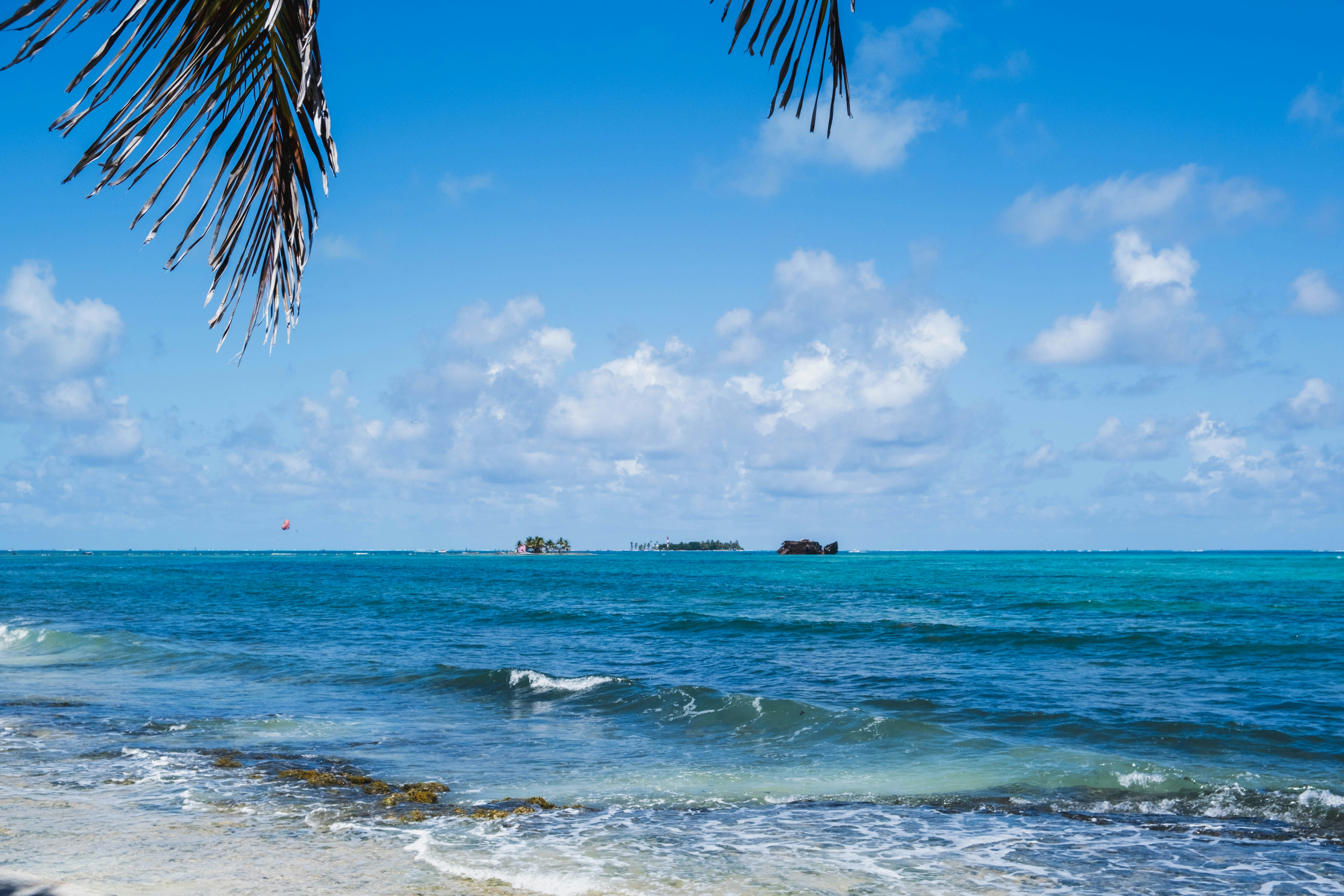 Hermosa escena de playa con cielo azul y océano.