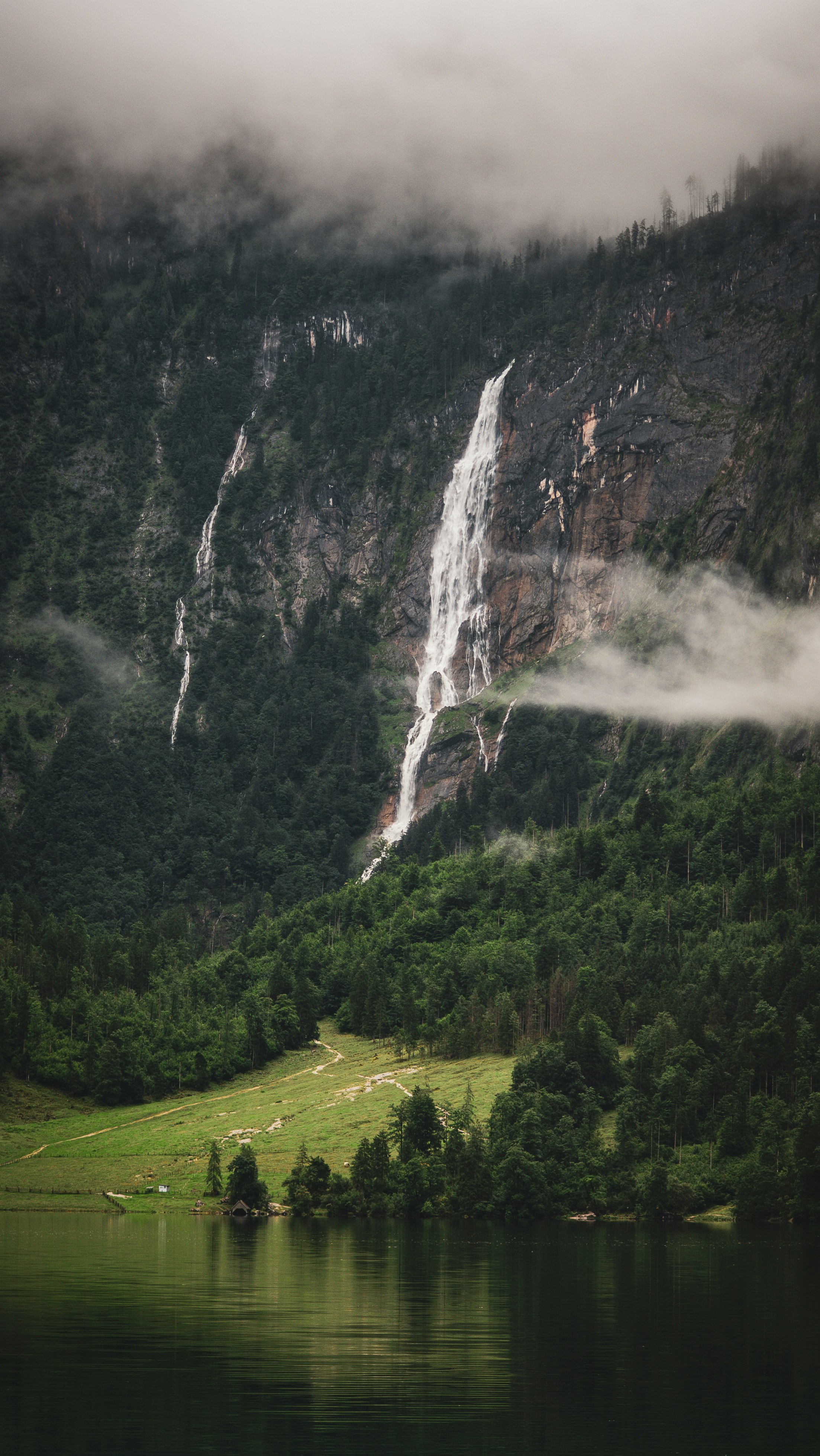 Photo by danielzermand