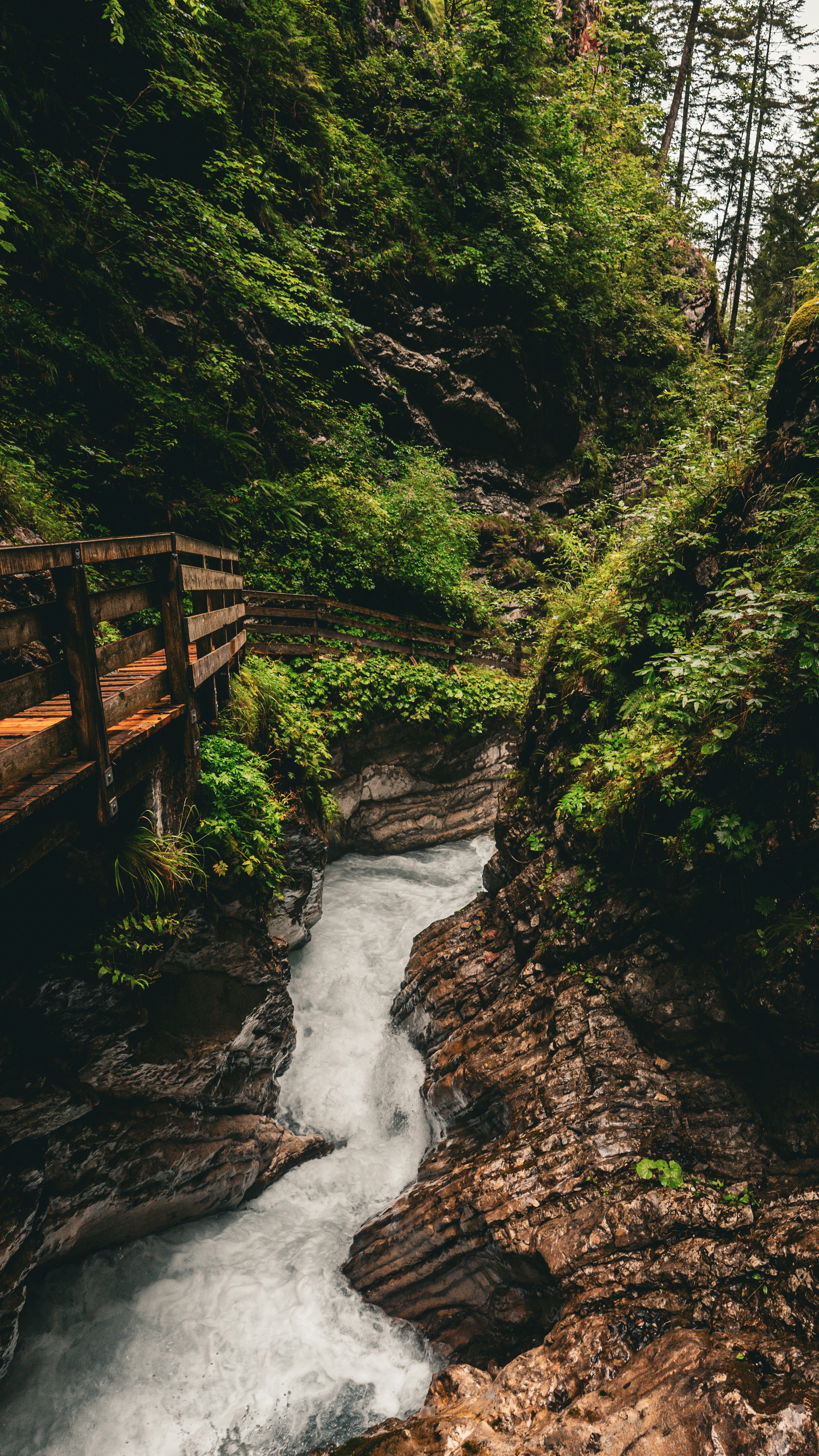 Иллюстративные фотографии: скалы, ущелье и «монастырь в скале» (не обязательно снято именно в Отхаре).