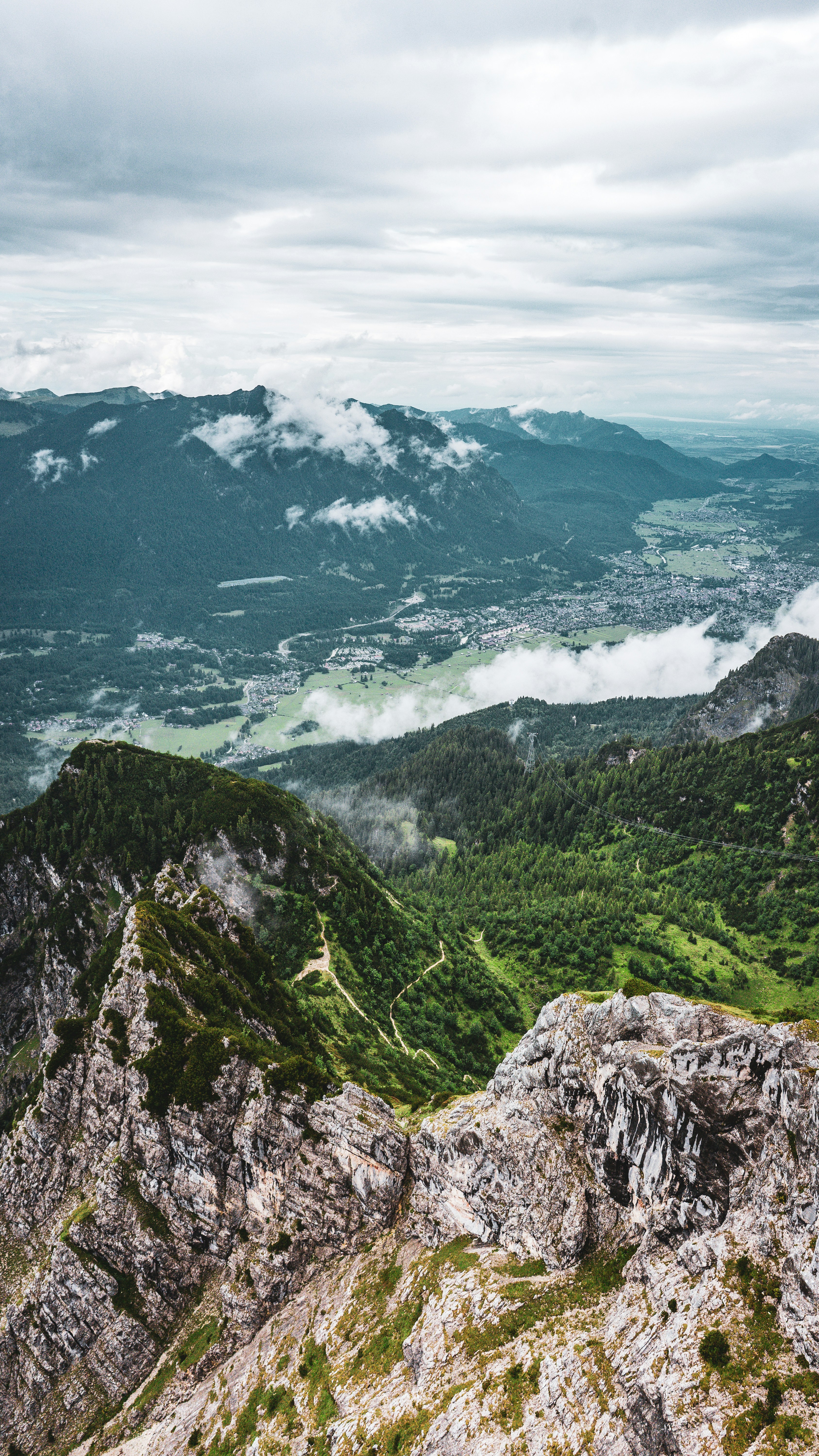 Photo by danielzermand