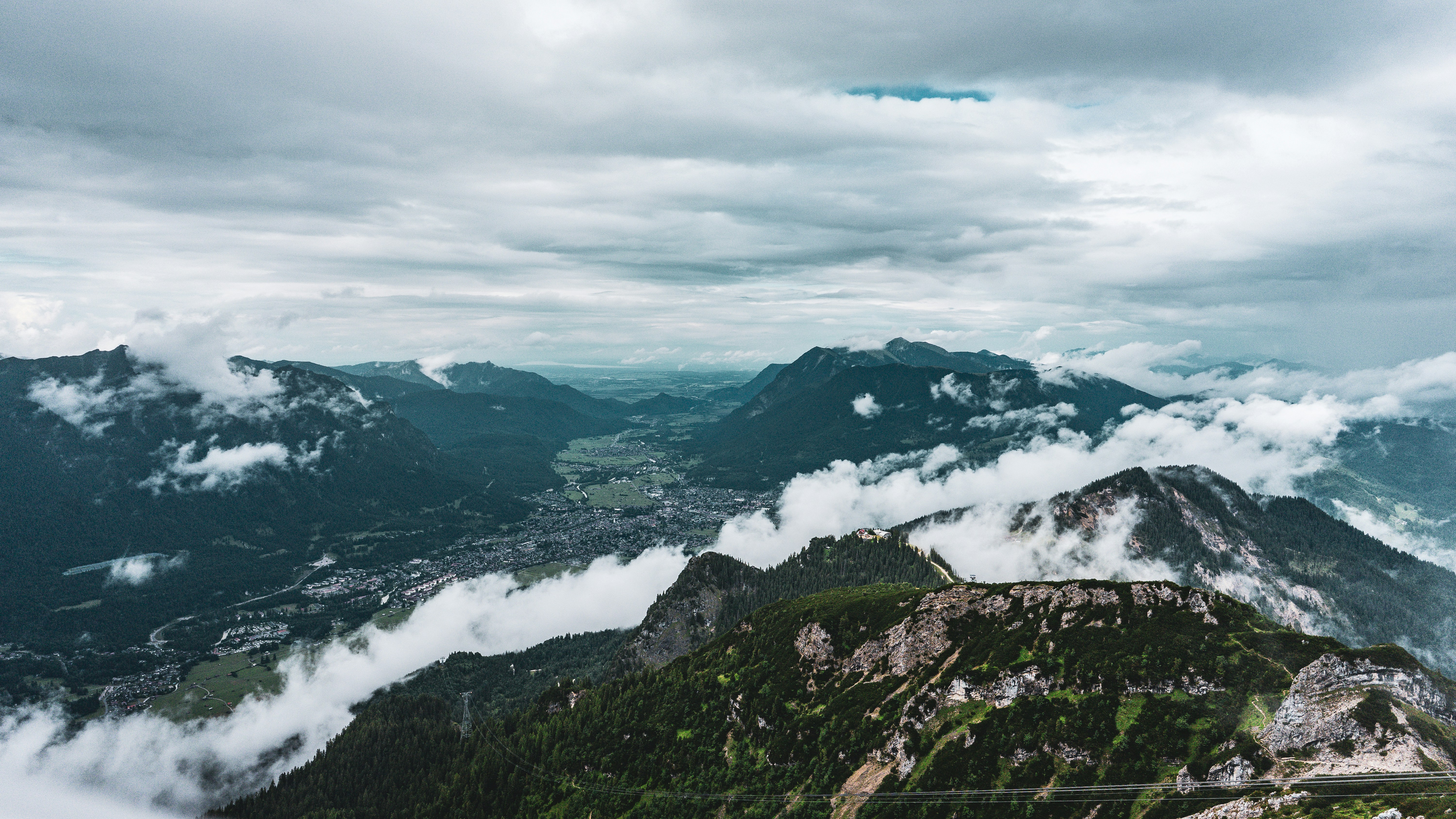 Photo by danielzermand