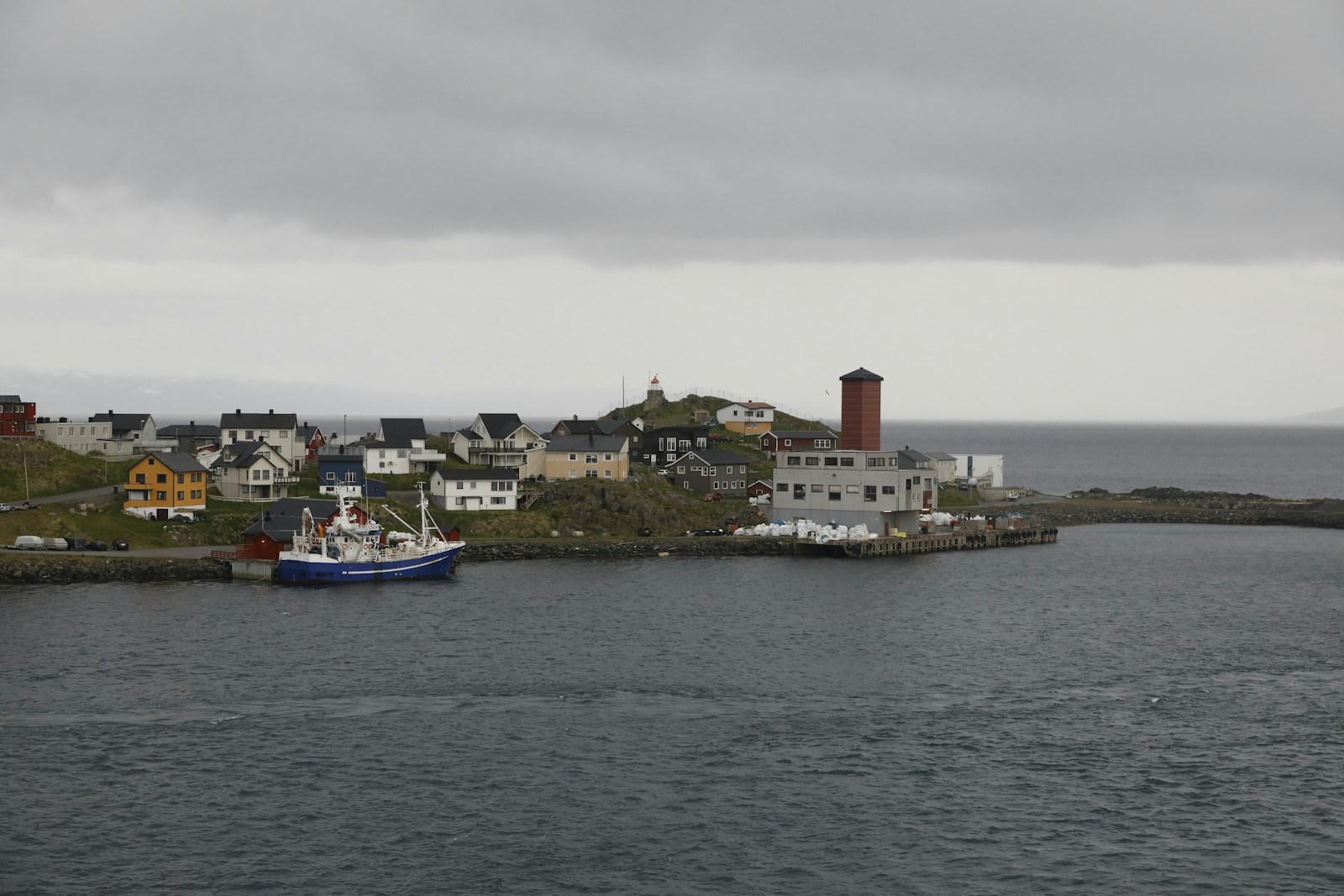 Fiskebåt ved kaien i en norsk kystby, sjømat i sesong i august