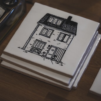 Porta-copos com desenho de uma casa.