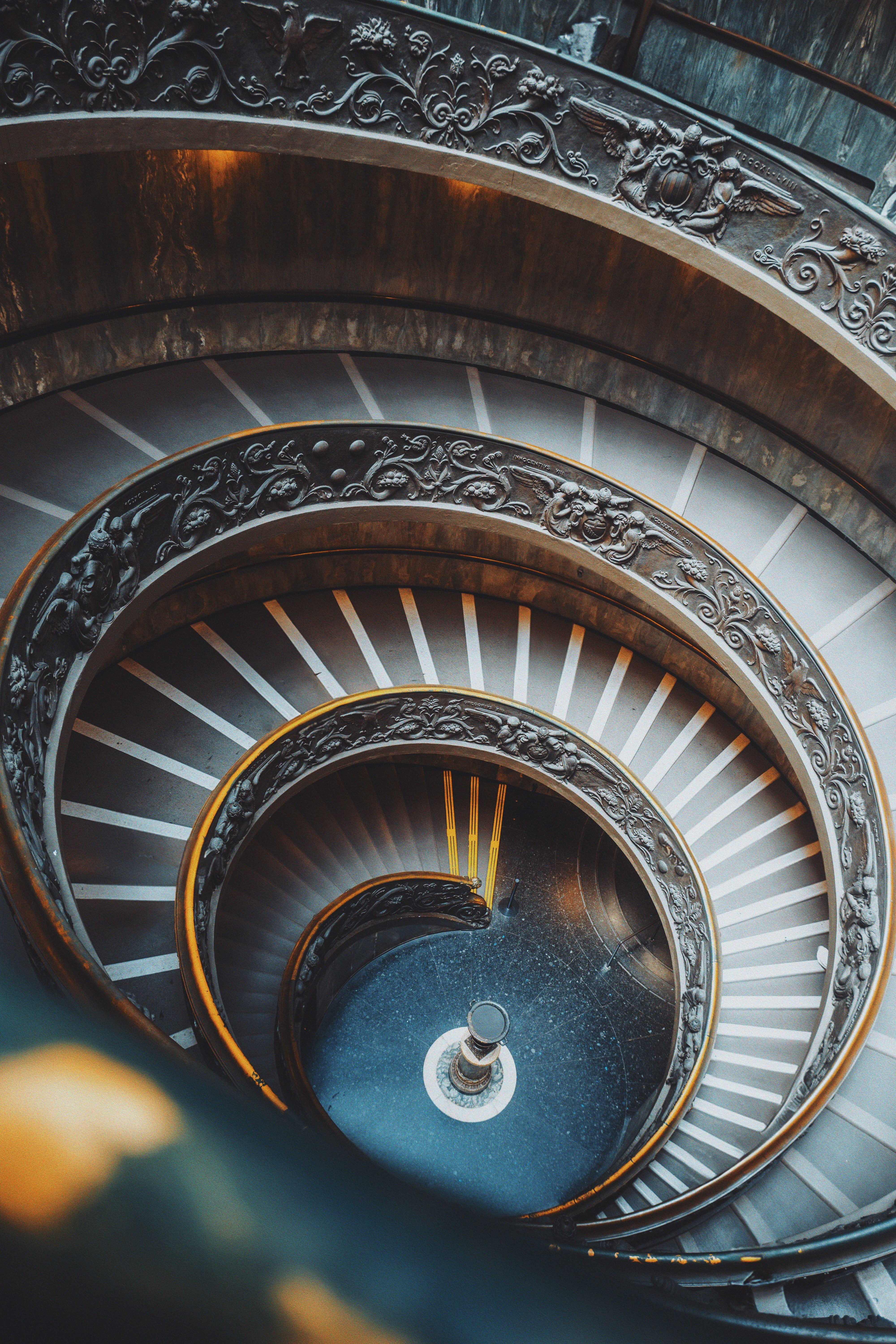 らせん階段が華やかな建築のディテールで下りています。