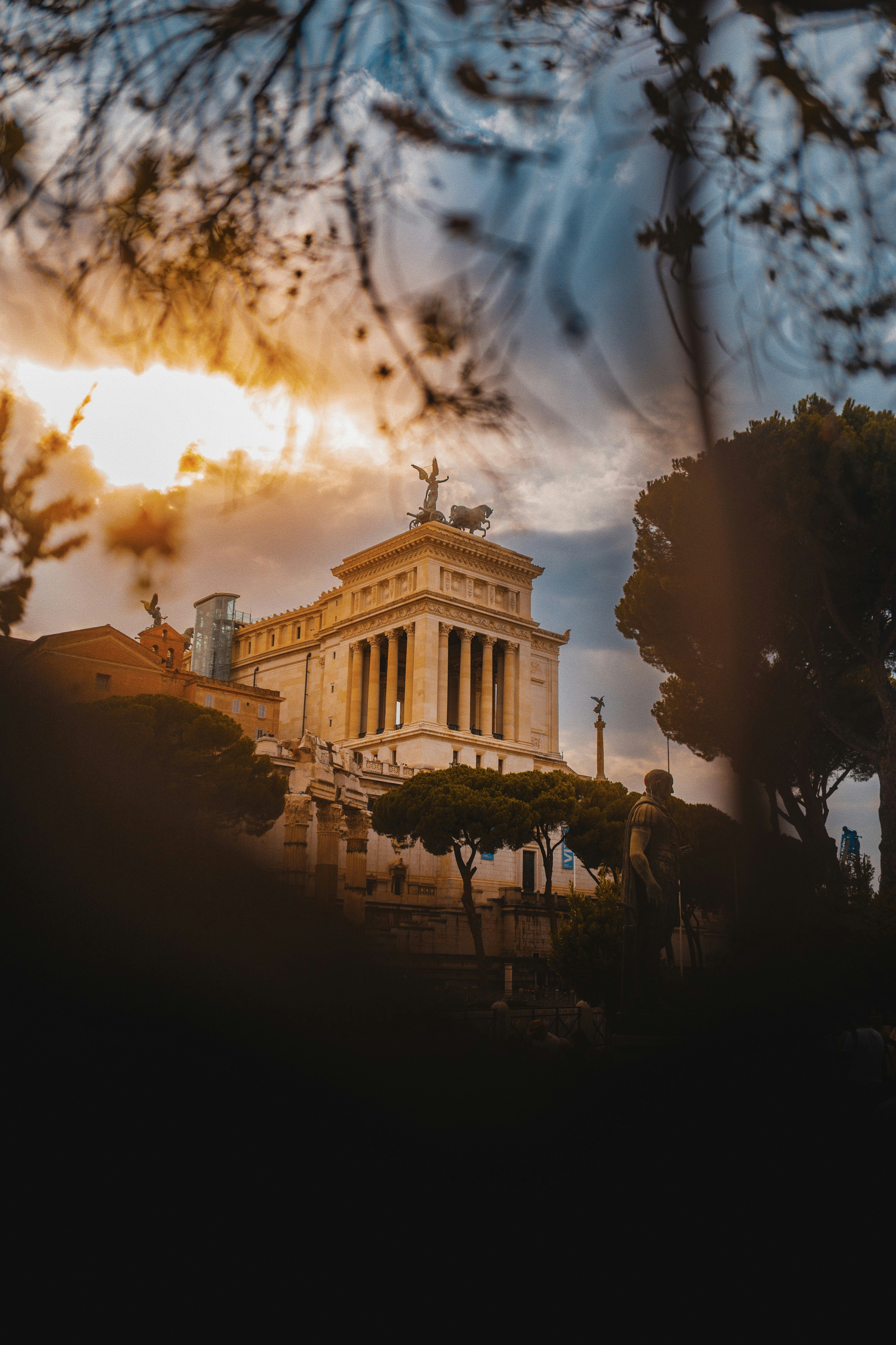 アルターレ・デッラ・パトリアはドラマチックな空の下に立っています。