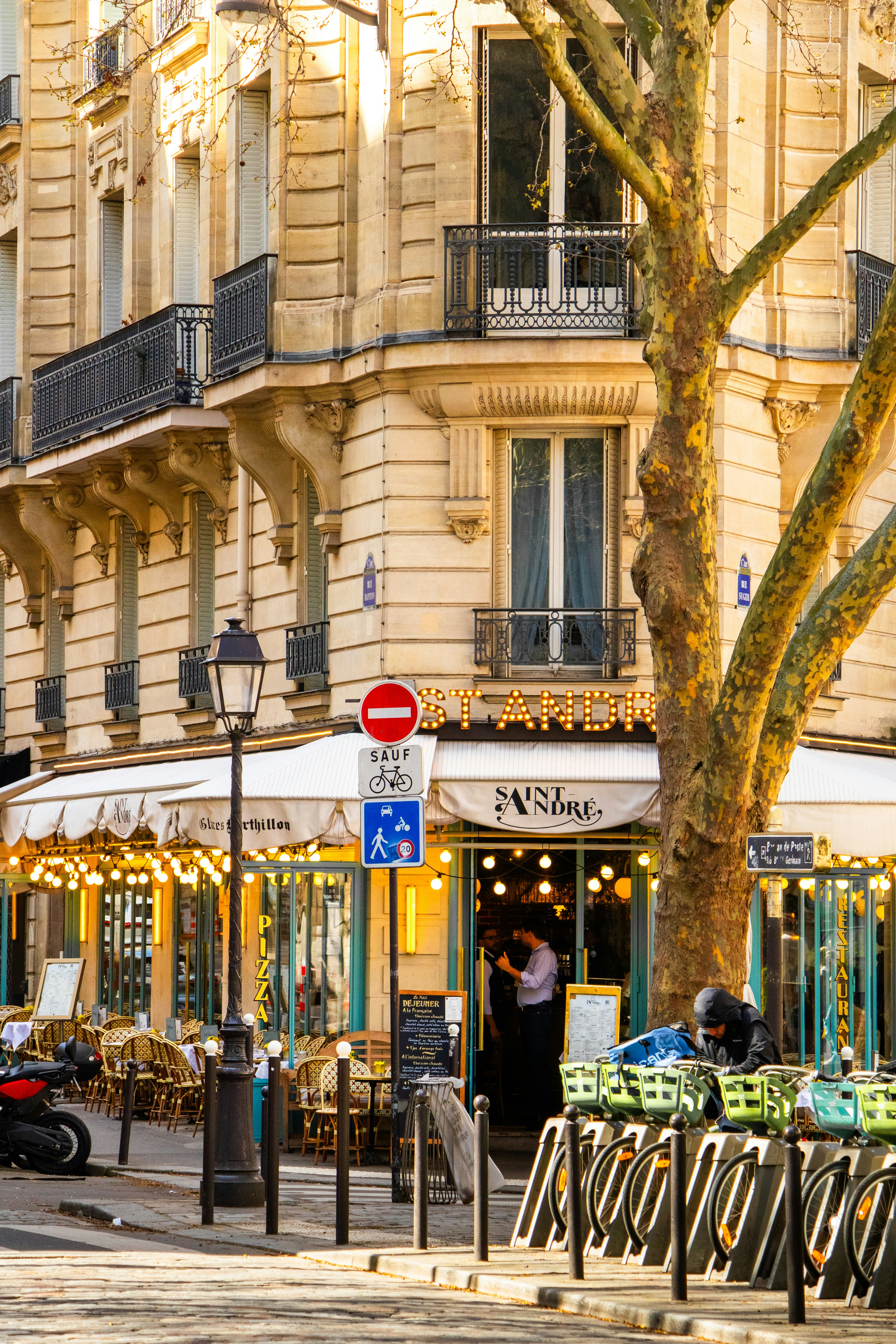 美しい街角にパリのカフェがあります。の写真 – Unsplashの都市の無料画像