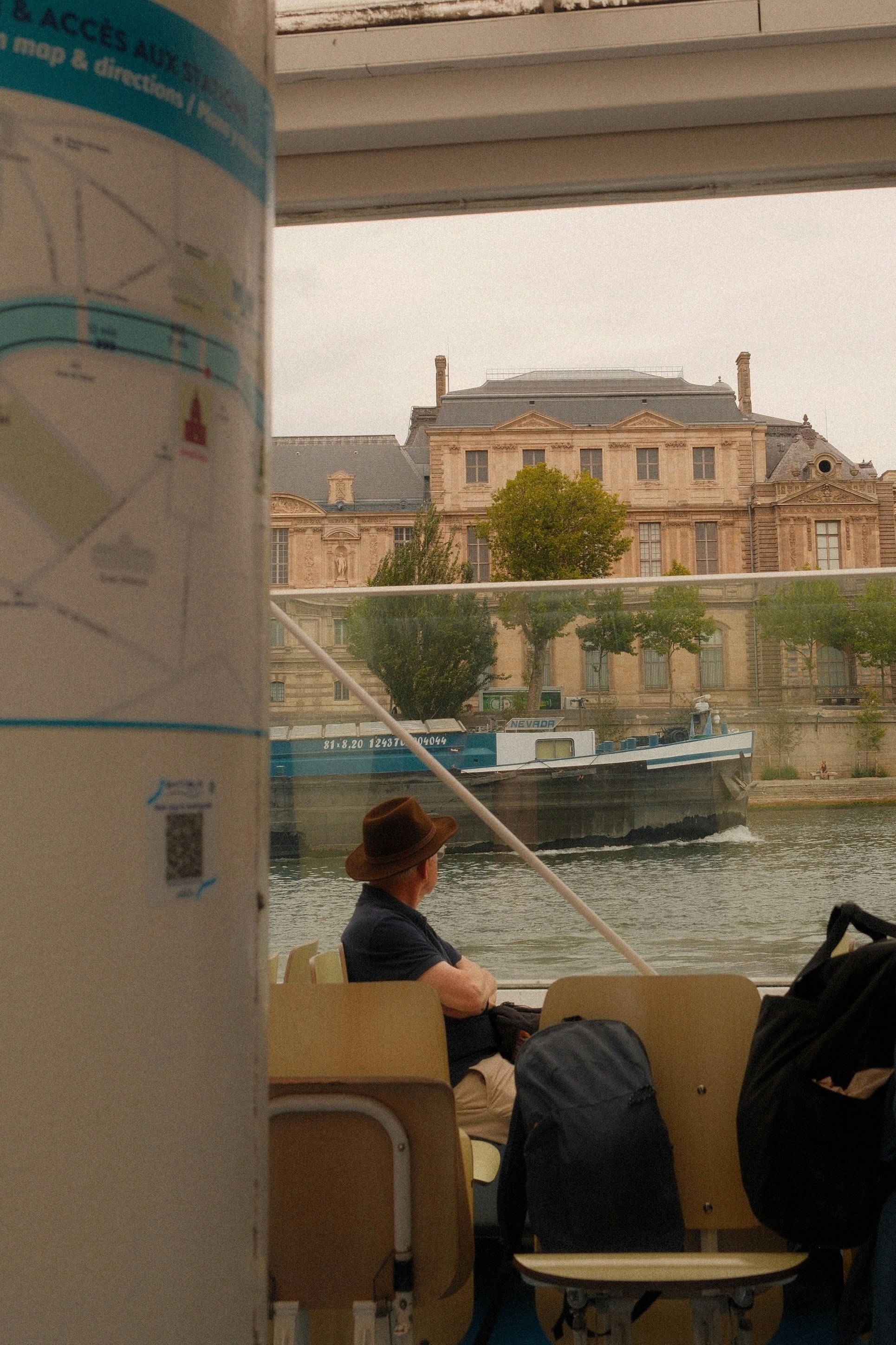 Une personne bénéficie d’une vue sur le fleuve à Paris