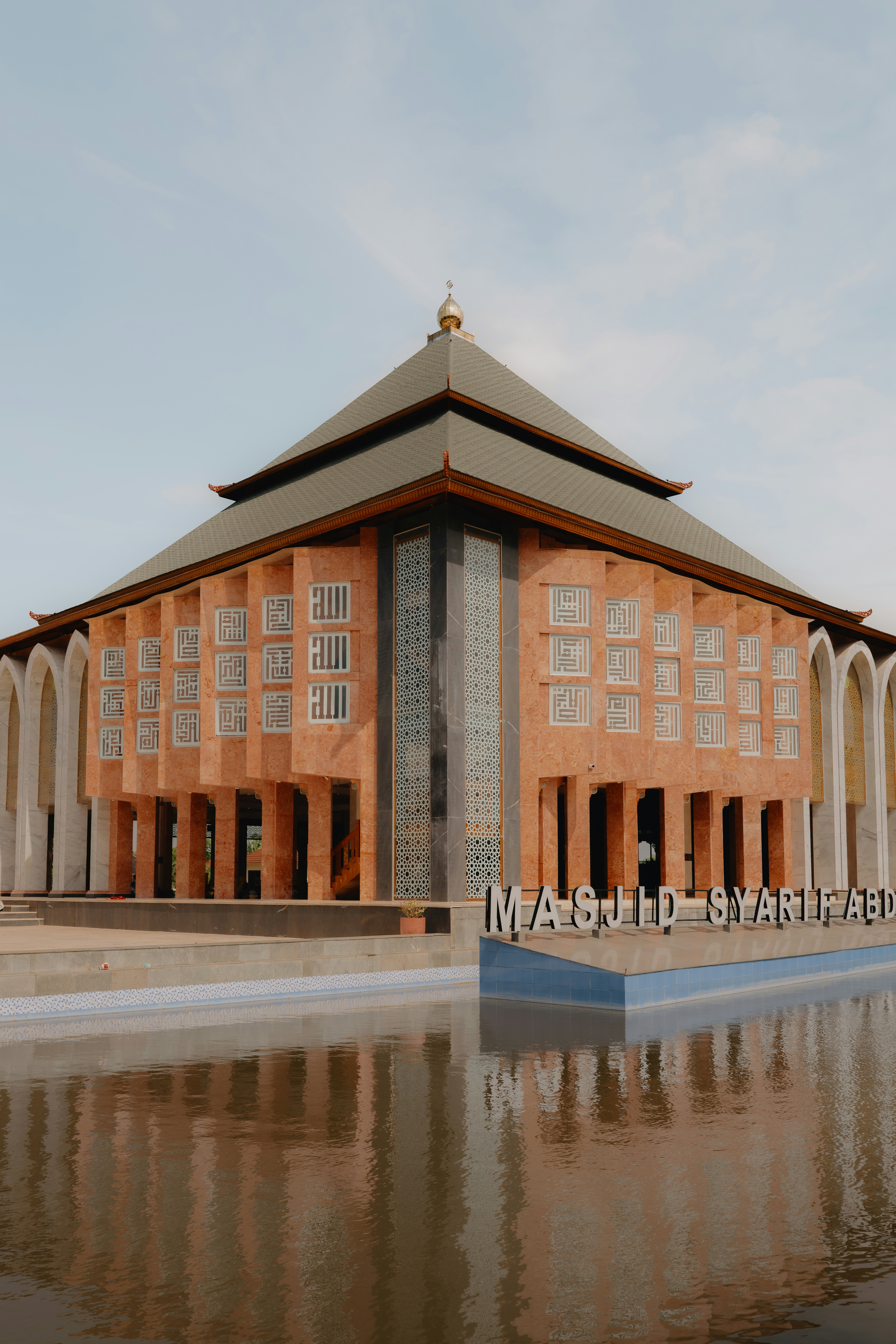 Sebuah masjid indah yang terpantul di air.