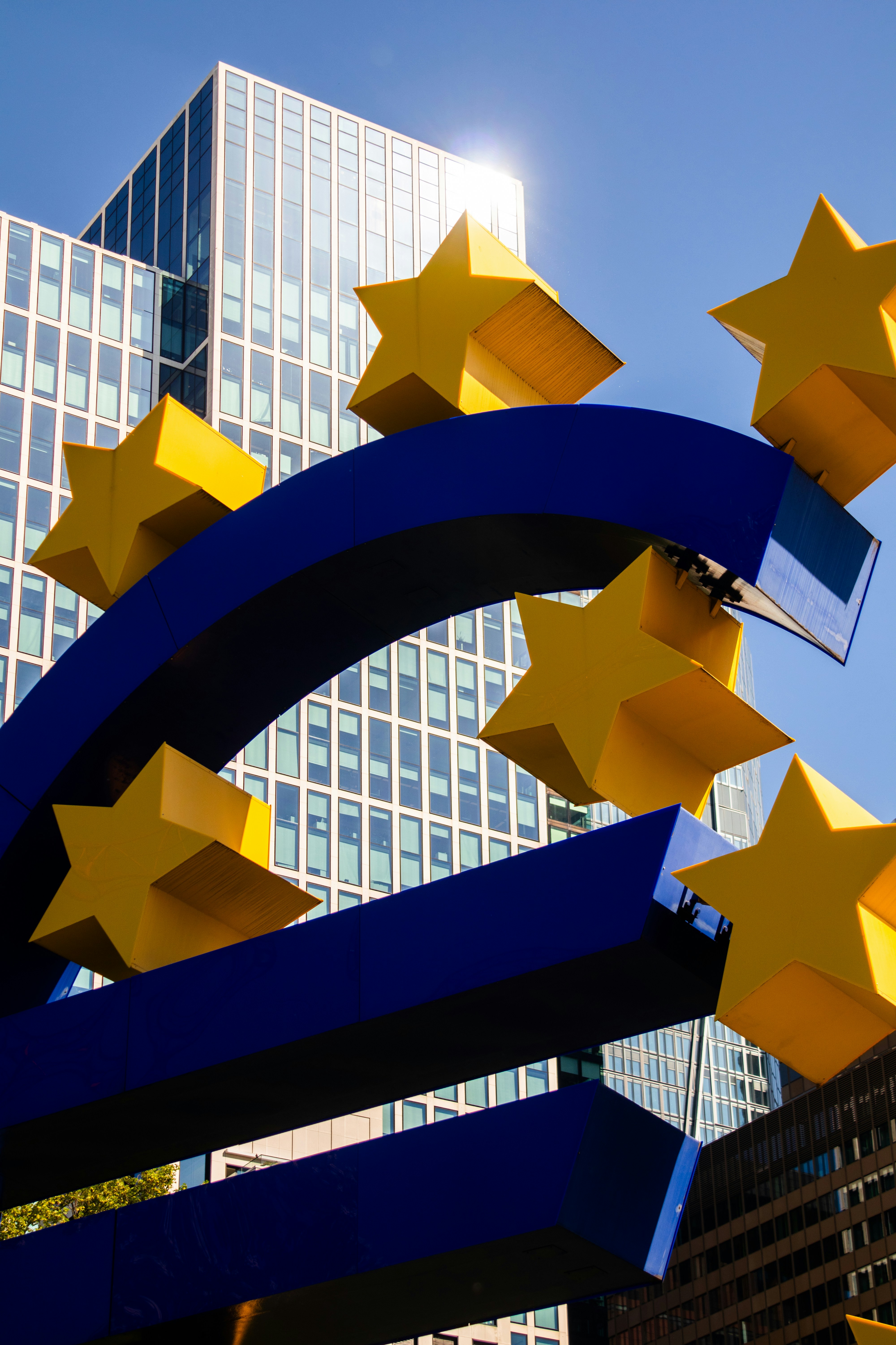 유럽 중앙은행 기호가 표시됩니다. 사진 – Unsplash의 무료 도시 이미지