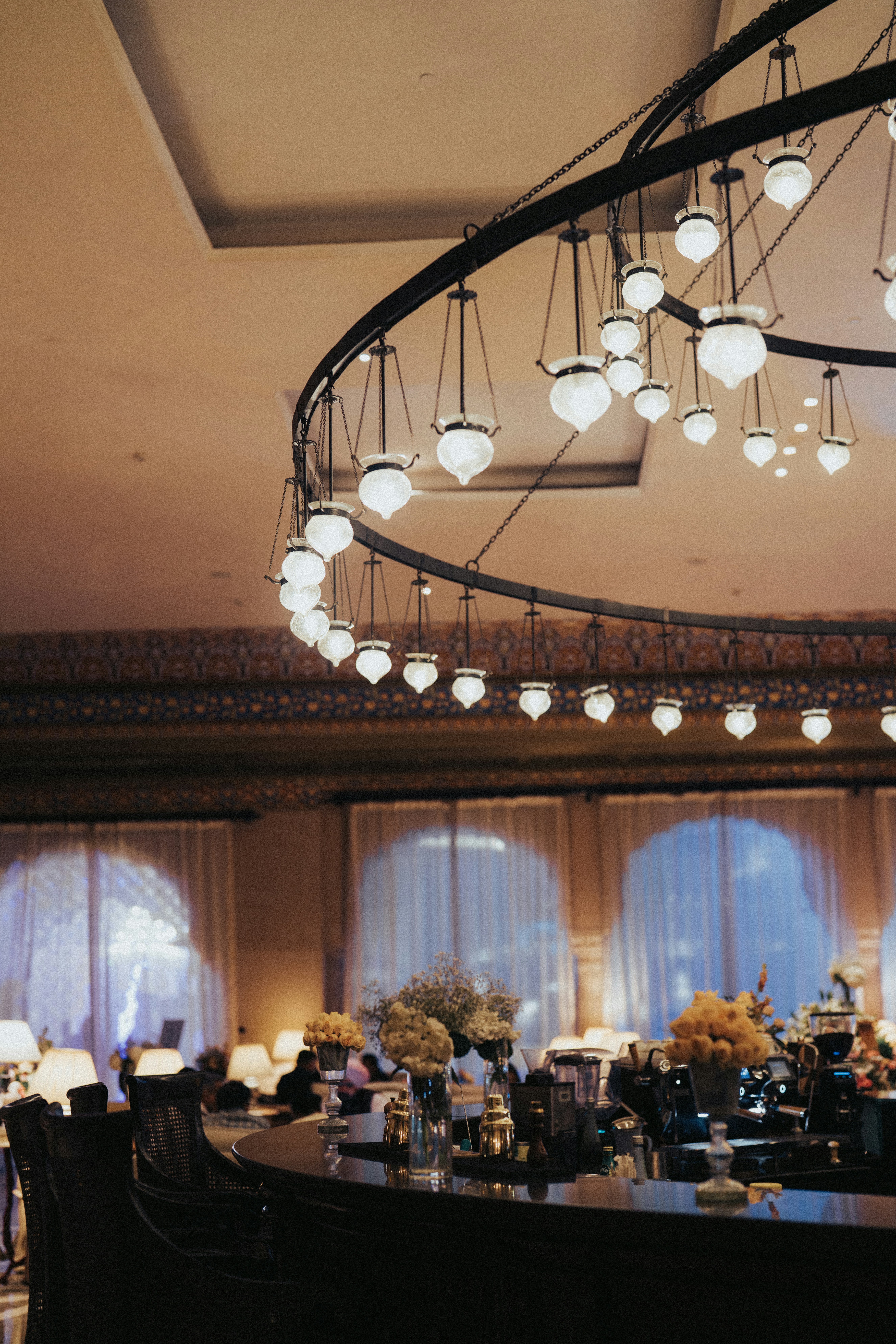 Elegant wedding ballroom interior, ilustrasi artikel Wedding Venue Scouting: Your Pro's Guide to the Perfect Day 6