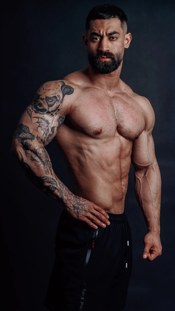 Atleta posando, físico trabajado